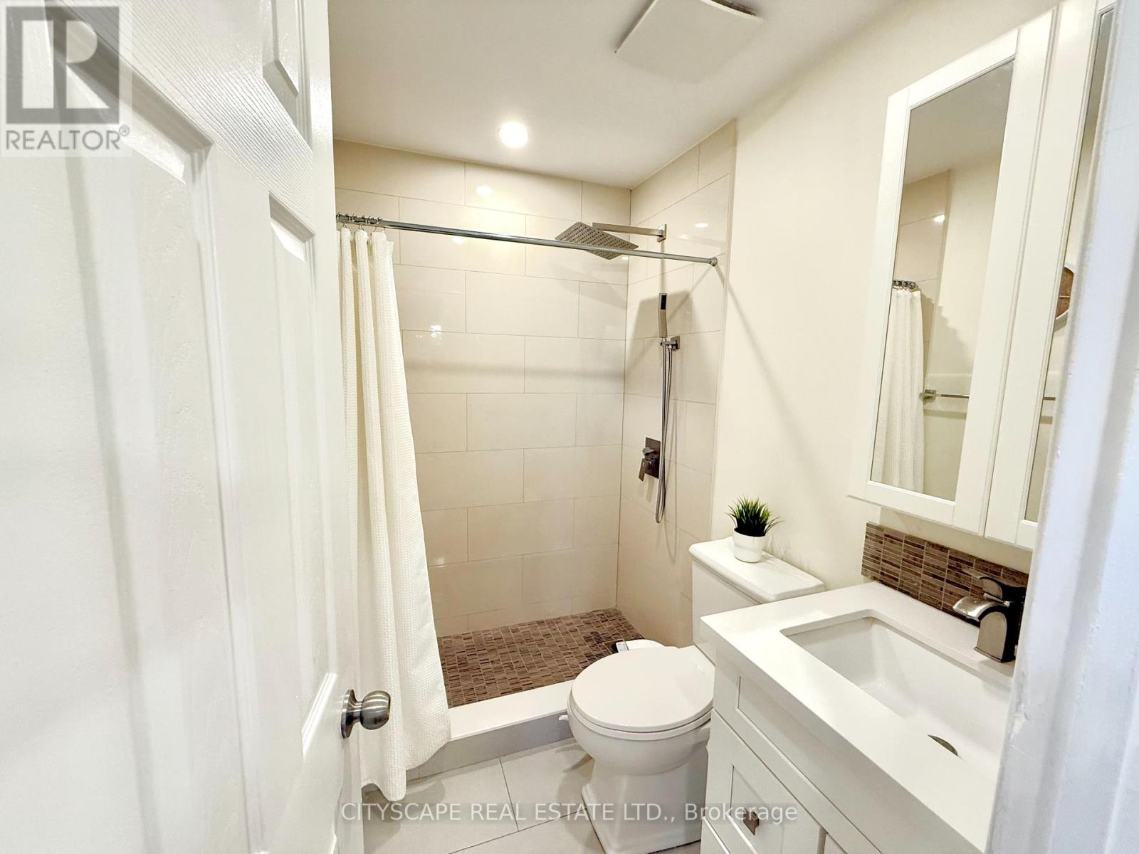 3376 Frobex Court, Mississauga, Ontario  L5C 2B5 - Photo 30 - W12152143