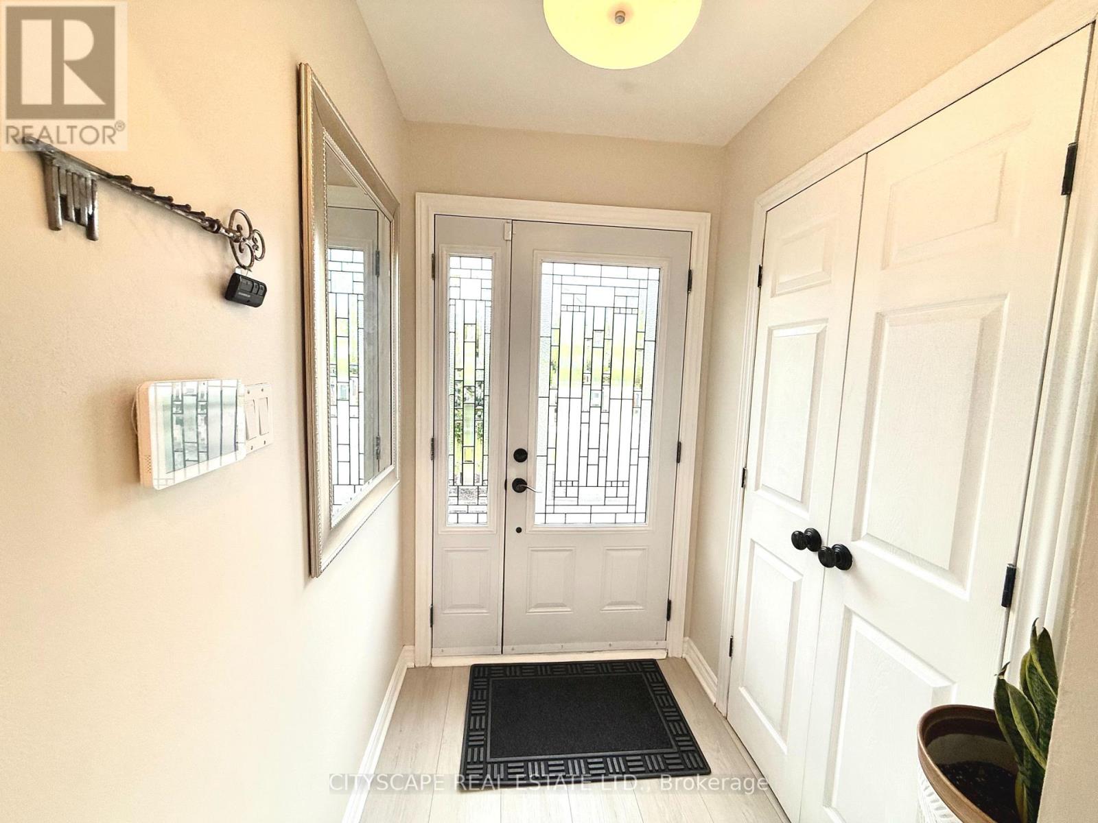 3376 Frobex Court, Mississauga, Ontario  L5C 2B5 - Photo 7 - W12152143