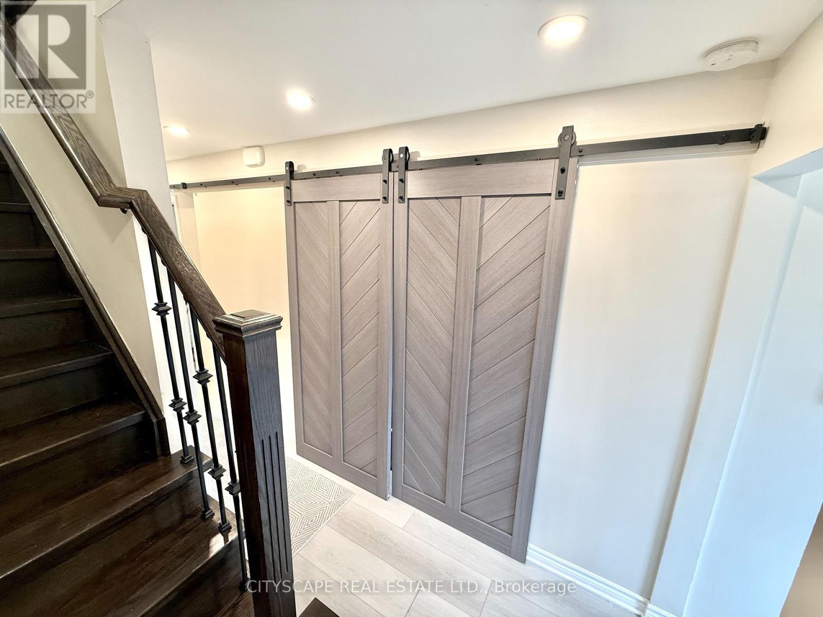 3376 Frobex Court, Mississauga, Ontario  L5C 2B5 - Photo 9 - W12152143