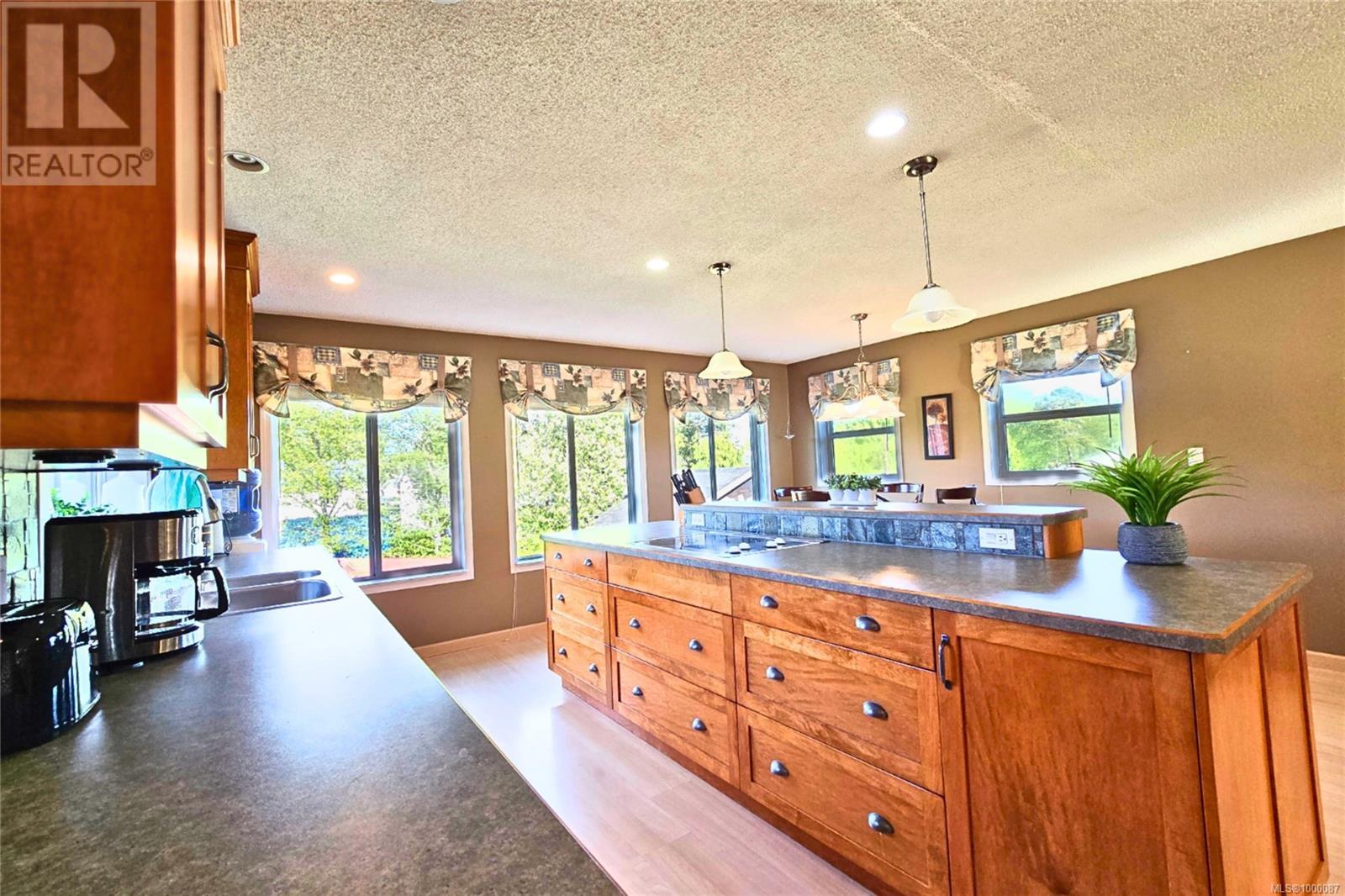 1689 Bay St, Ucluelet, British Columbia  V0R 3A0 - Photo 3 - 1000087
