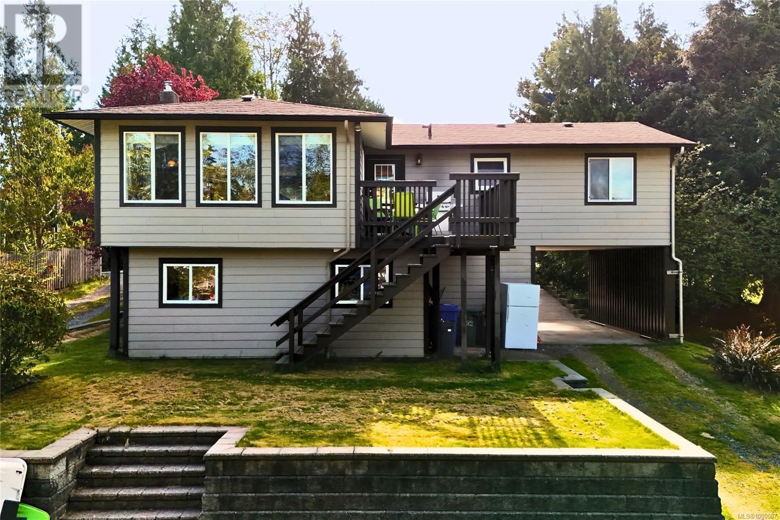 1689 Bay St, Ucluelet, British Columbia  V0R 3A0 - Photo 2 - 1000087