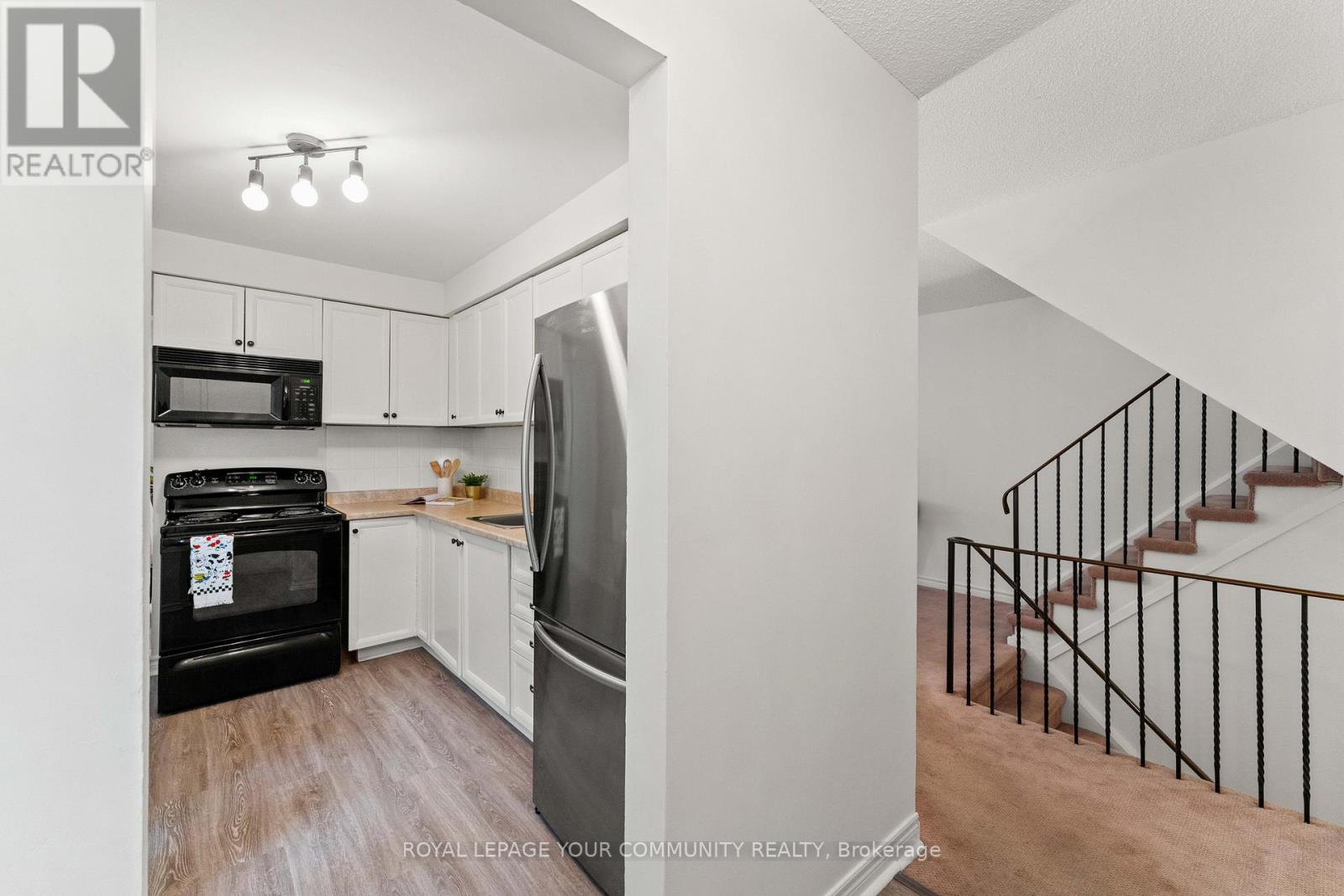 Property at 34 - 2655 GANANOQUE DRIVE image 4