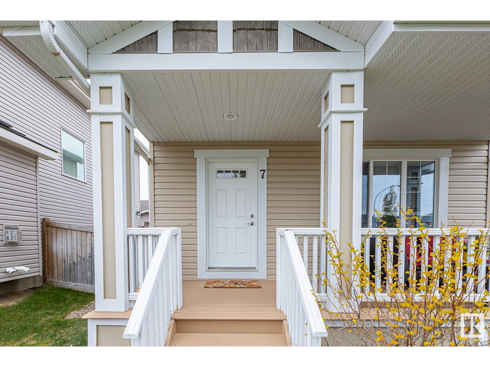 Property at 7 HEWITT CI image 3