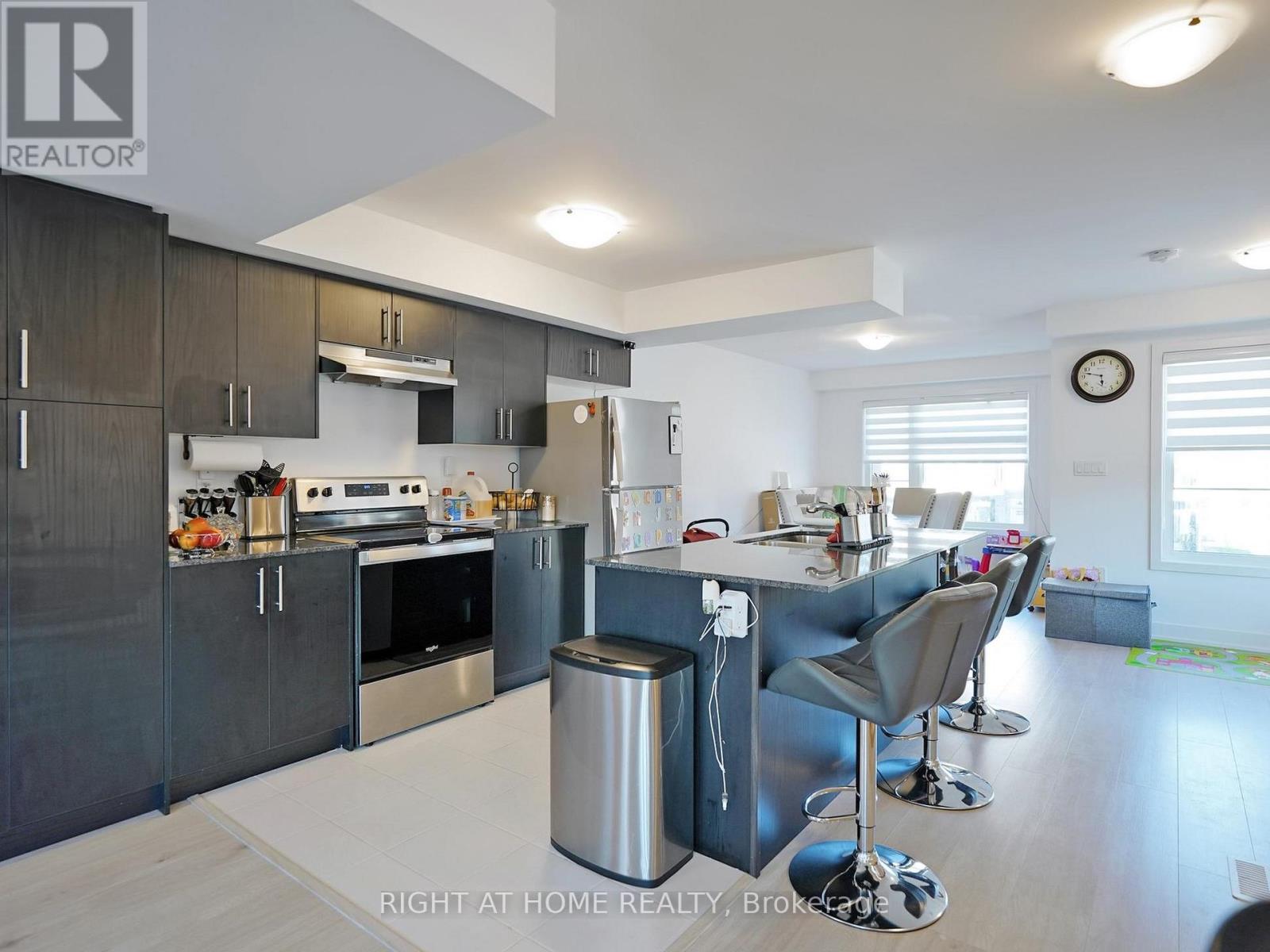 39 Hay Lane, Barrie, Ontario  L9J 0T8 - Photo 8 - S12152661