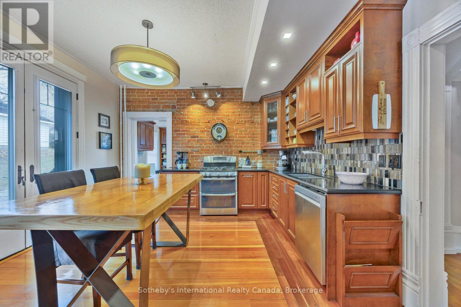 26 Robert Street E, Penetanguishene, Ontario  L9M 1K7 - Photo 22 - S12134452