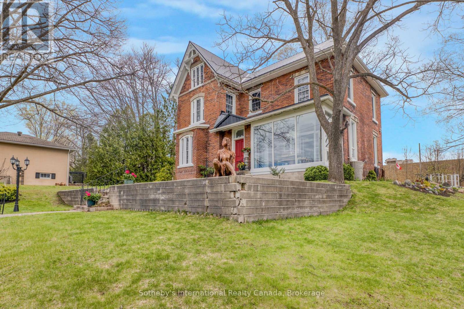 26 Robert Street E, Penetanguishene, Ontario  L9M 1K7 - Photo 3 - S12134452