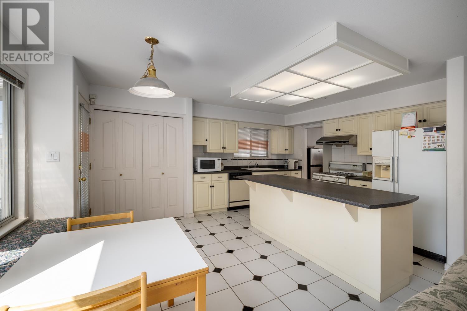 Property at 108 W 46 AVENUE image 4