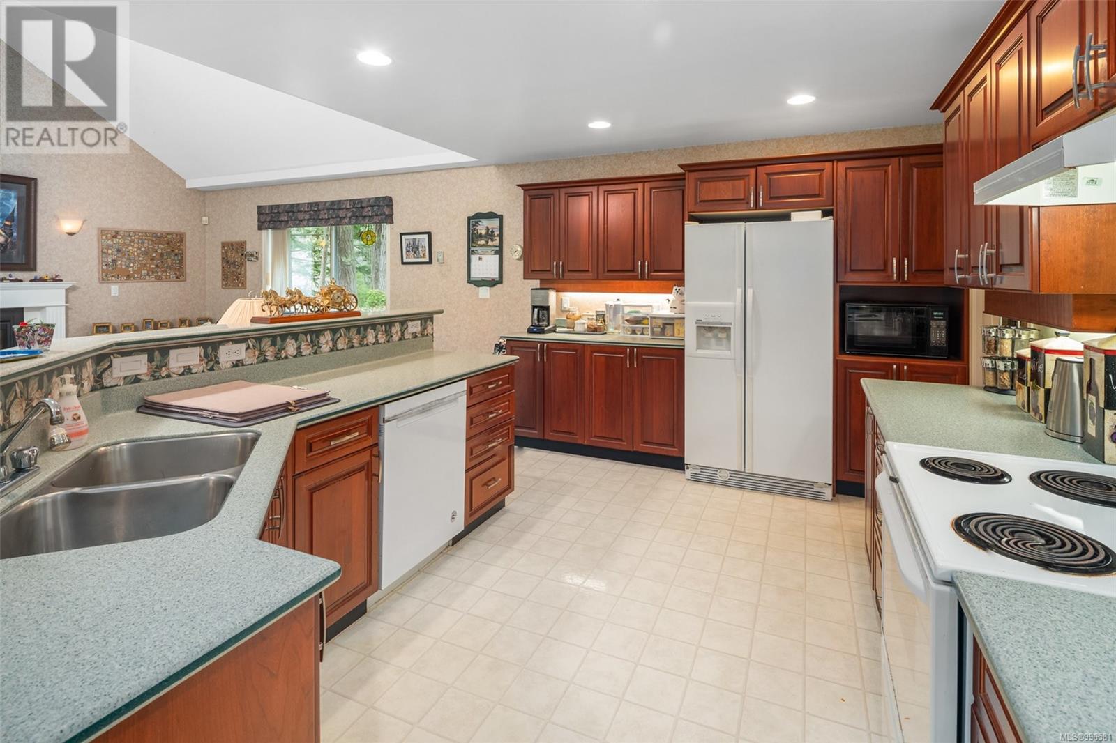 Property at 983 Carolwood Dr image 2