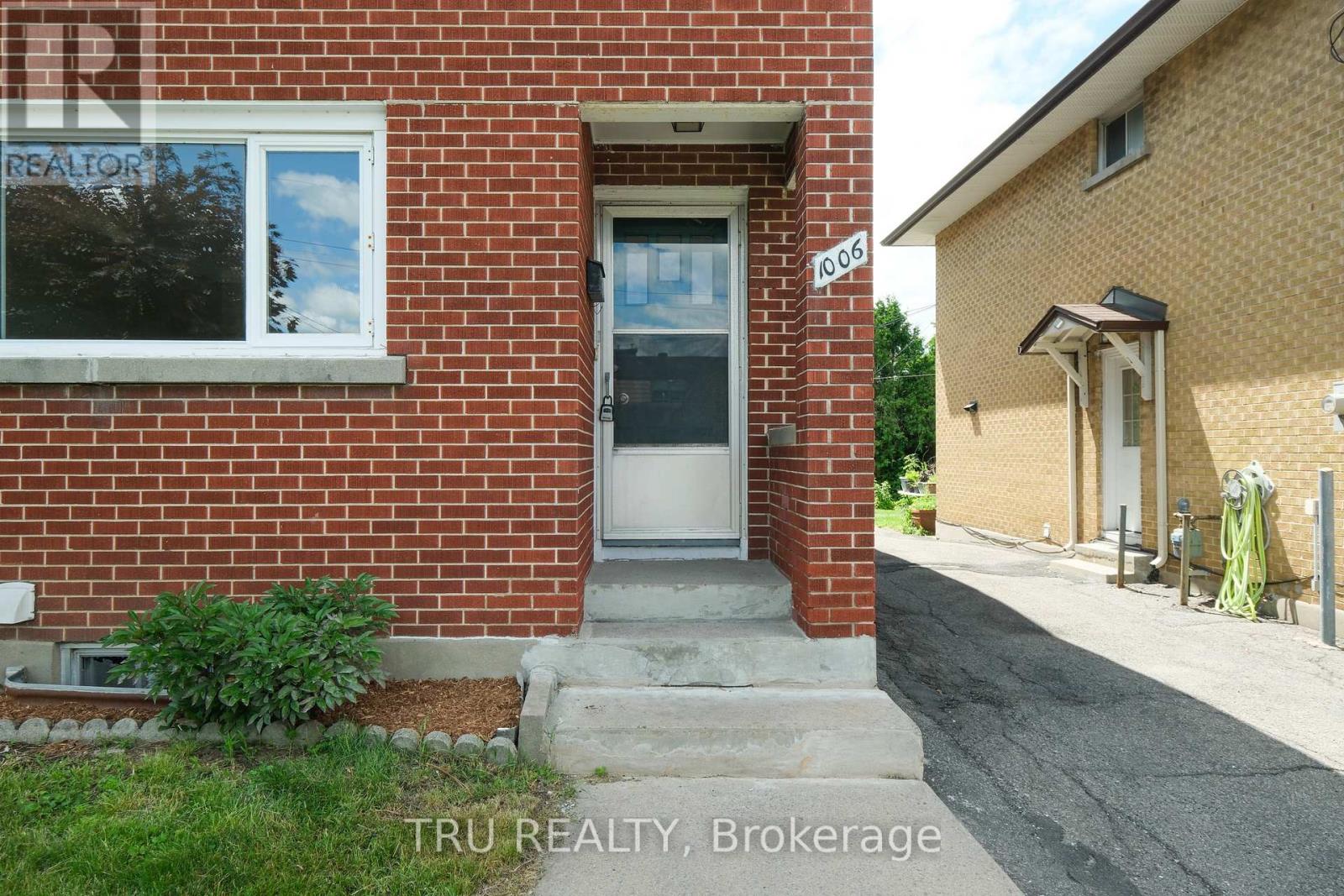 1006 Riddell Avenue S, Ottawa, Ontario  K2C 2J5 - Photo 2 - X12152683