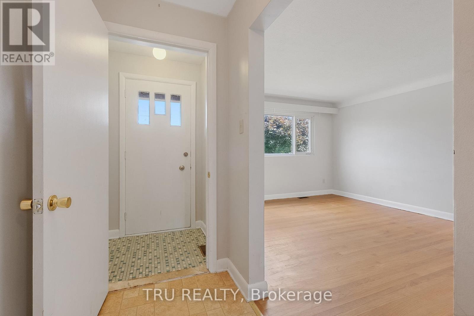 1006 Riddell Avenue S, Ottawa, Ontario  K2C 2J5 - Photo 3 - X12152683