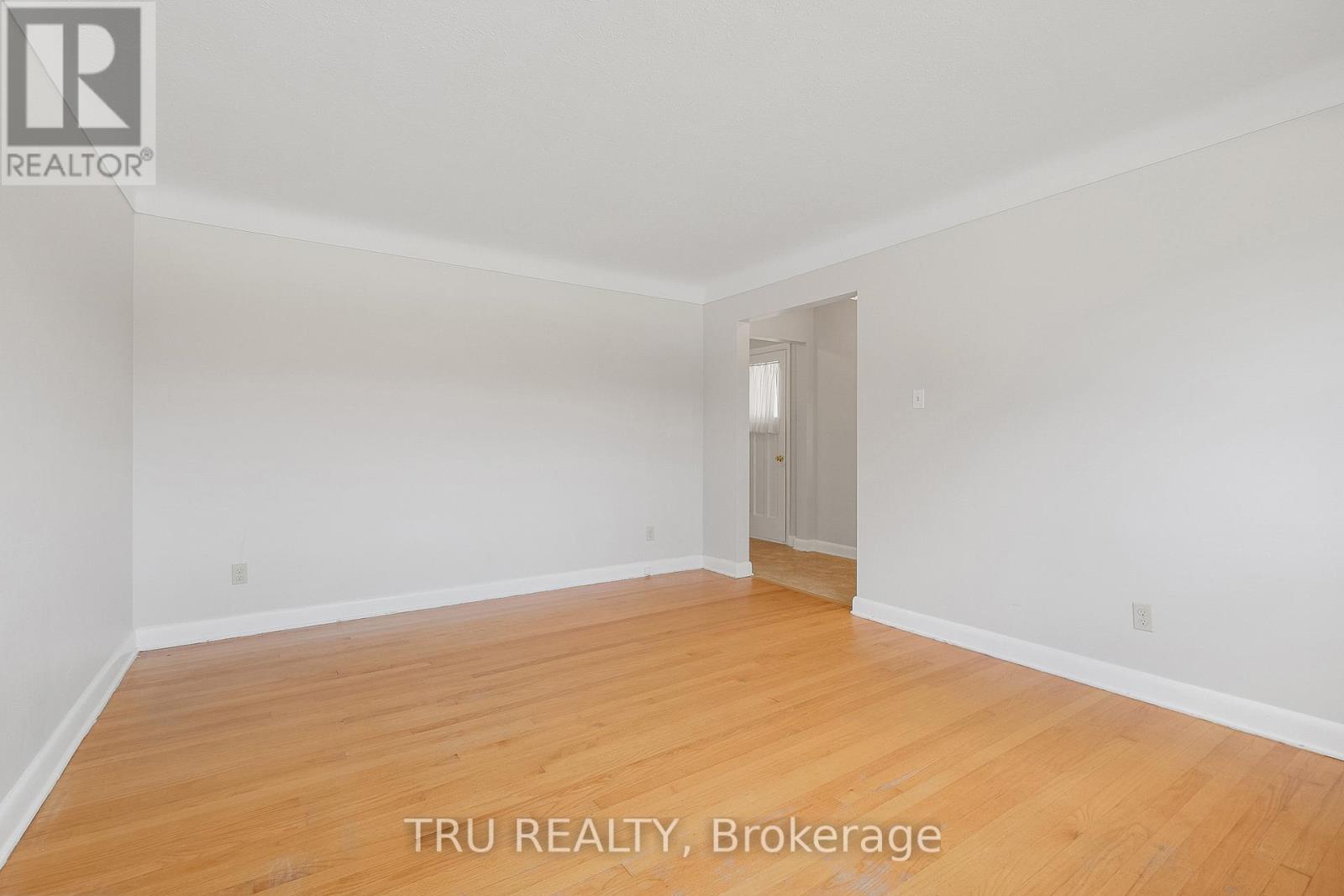 1006 Riddell Avenue S, Ottawa, Ontario  K2C 2J5 - Photo 4 - X12152683