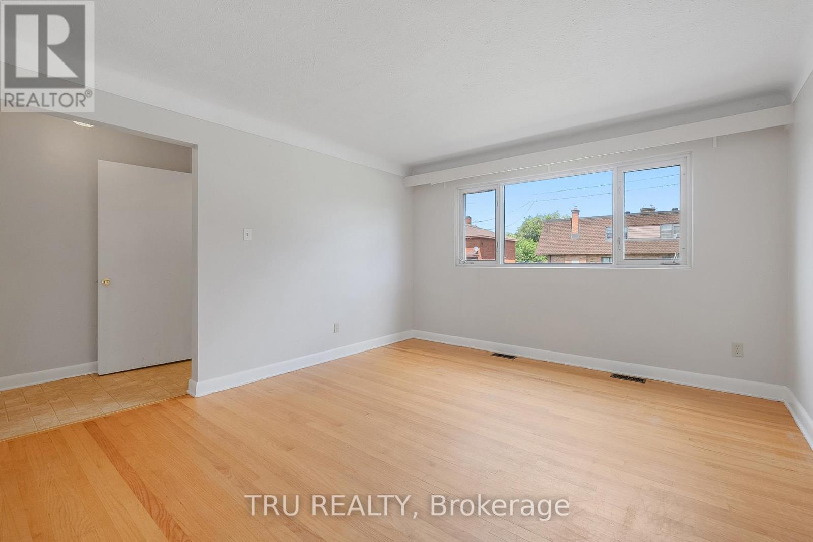 1006 Riddell Avenue S, Ottawa, Ontario  K2C 2J5 - Photo 5 - X12152683