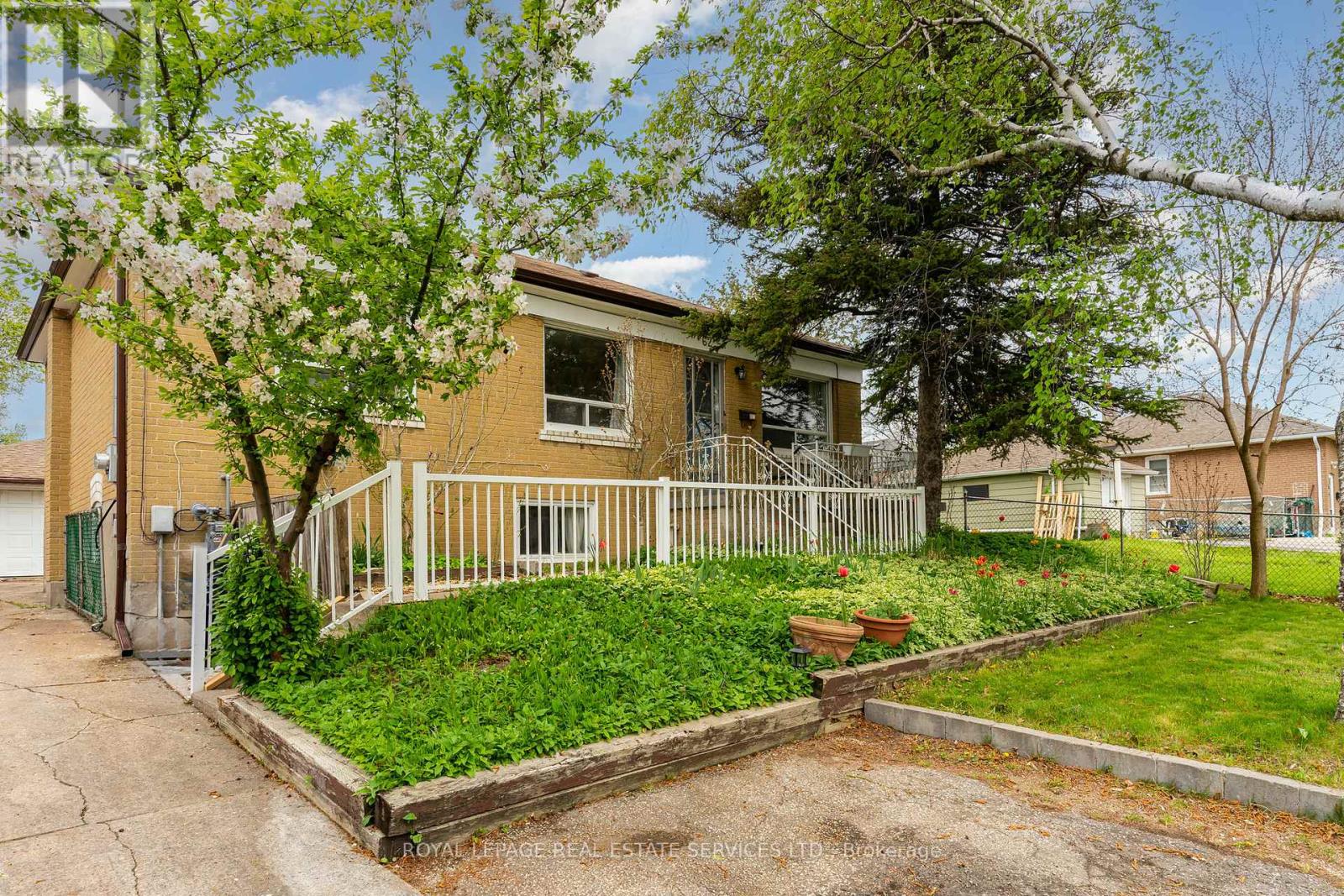 62 Nash Drive, Toronto, Ontario  M3M 2L5 - Photo 2 - W12152680