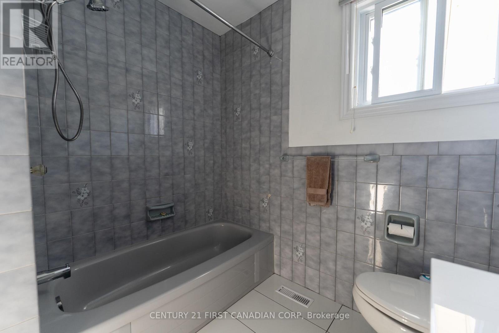 27 Golfview Crescent, London South, Ontario  N6C 5N2 - Photo 19 - X12149980