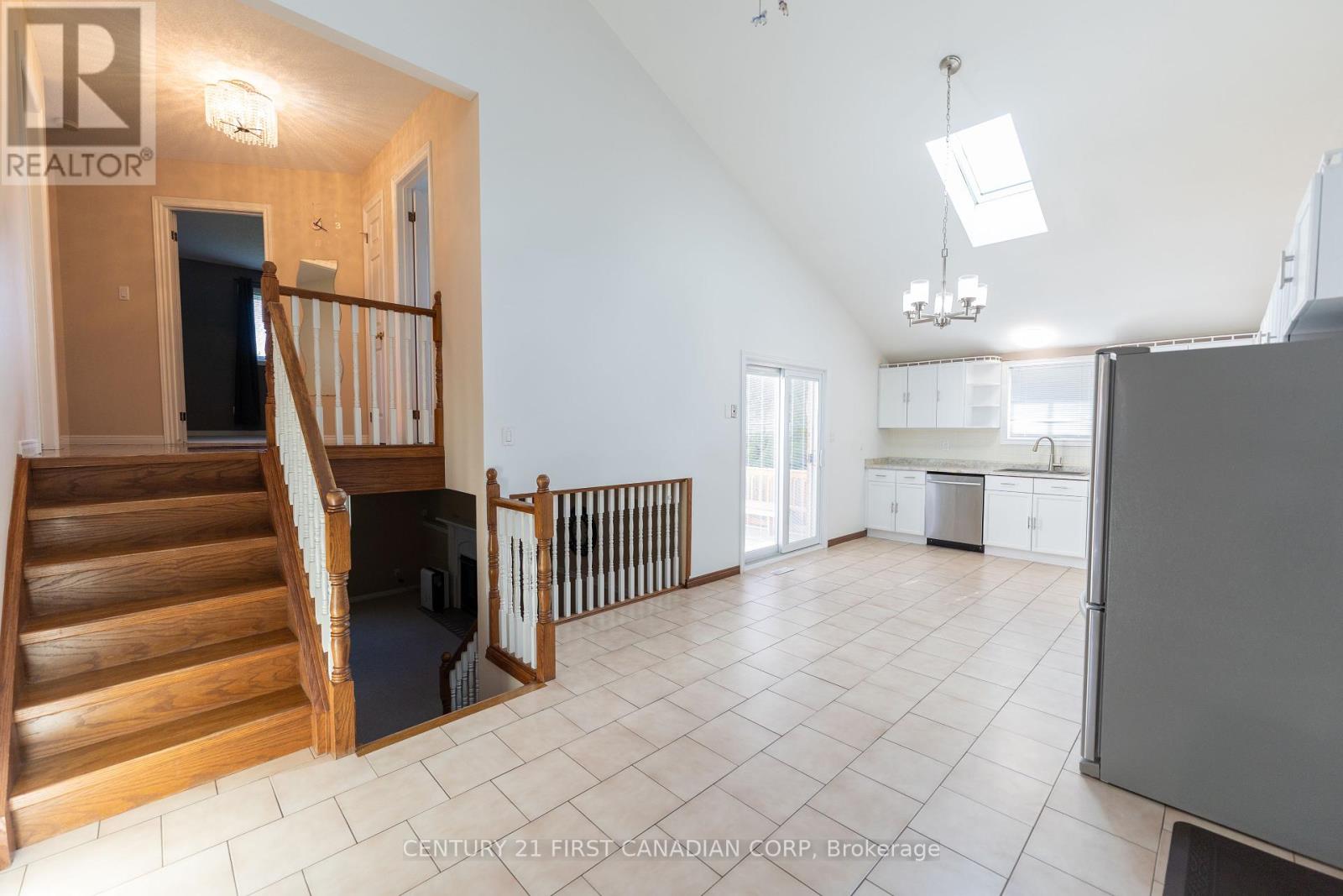 27 Golfview Crescent, London South, Ontario  N6C 5N2 - Photo 10 - X12149980