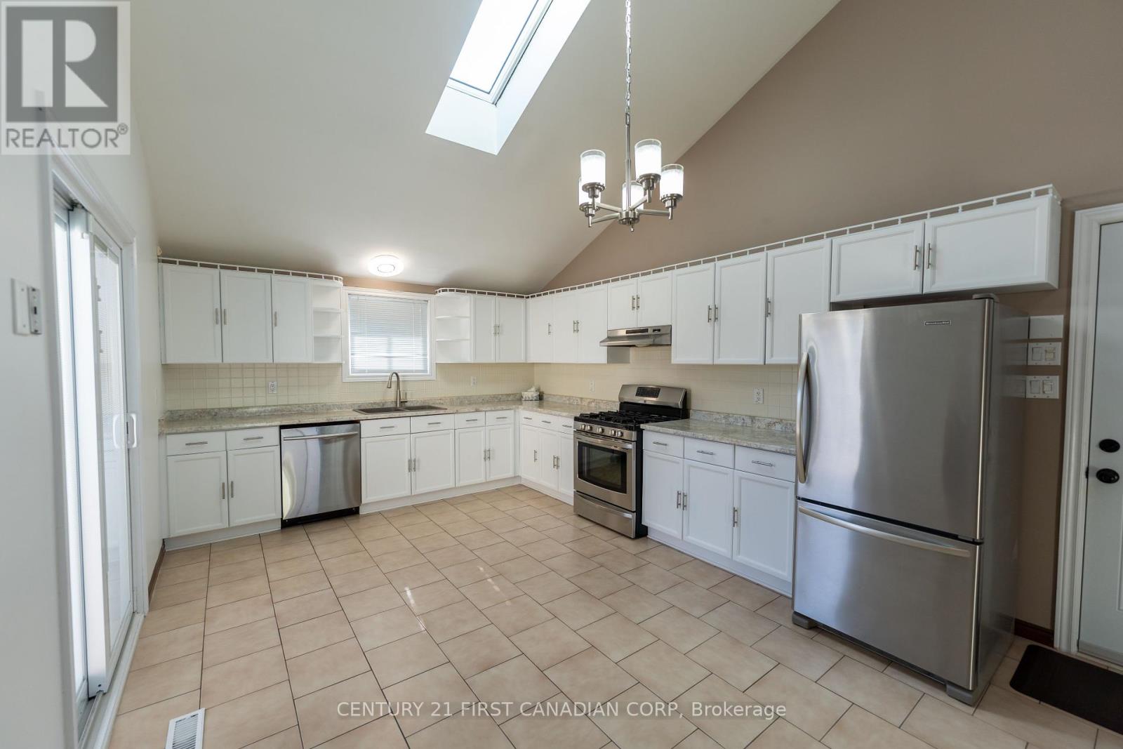 Photo 11 of 49 for 27 Golfview Crescent