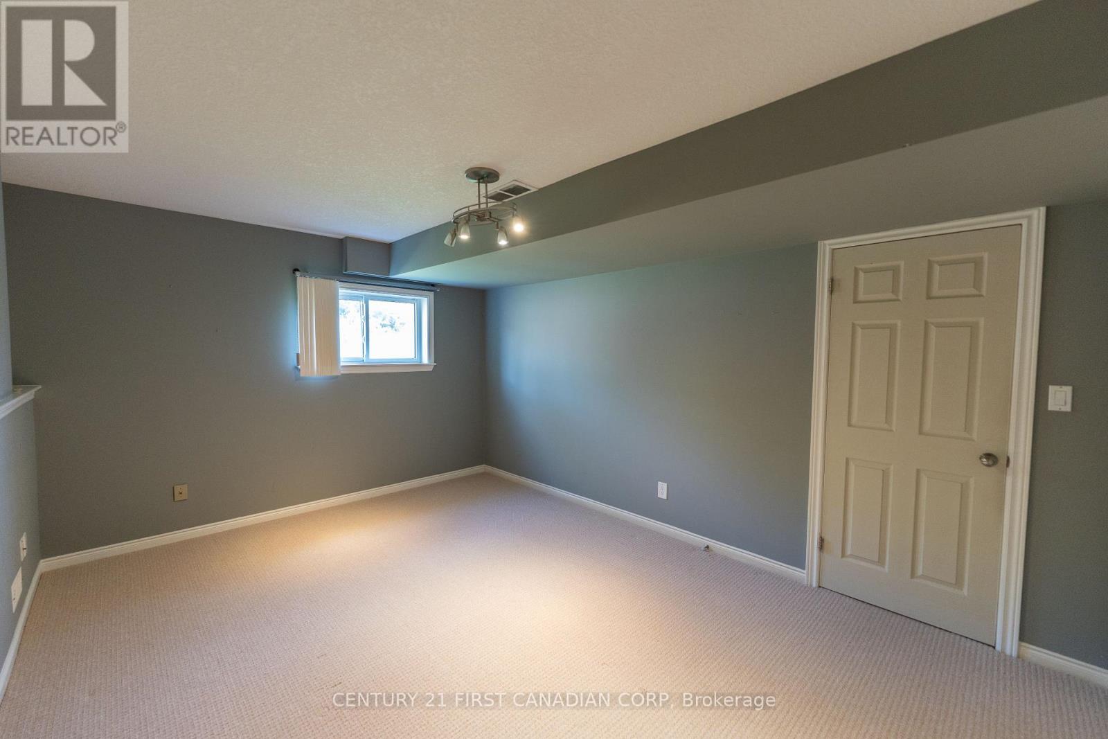 Photo 16 of 49 for 27 Golfview Crescent