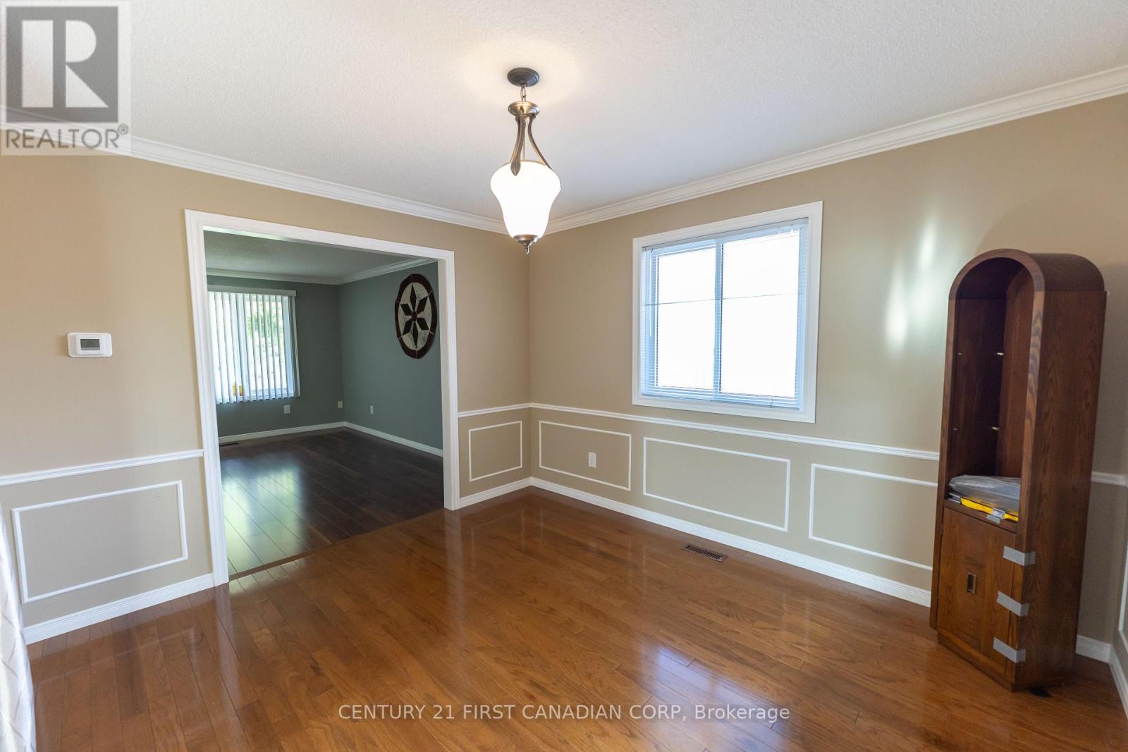 27 Golfview Crescent, London South, Ontario  N6C 5N2 - Photo 9 - X12149980