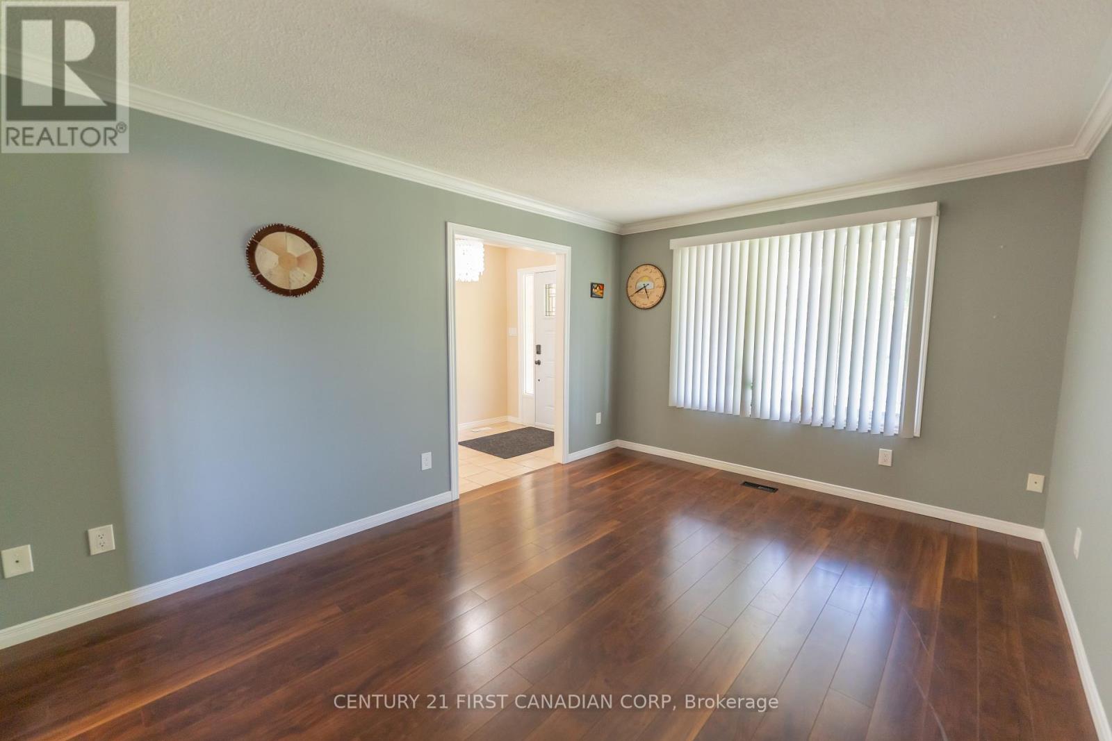 27 Golfview Crescent, London South, Ontario  N6C 5N2 - Photo 6 - X12149980