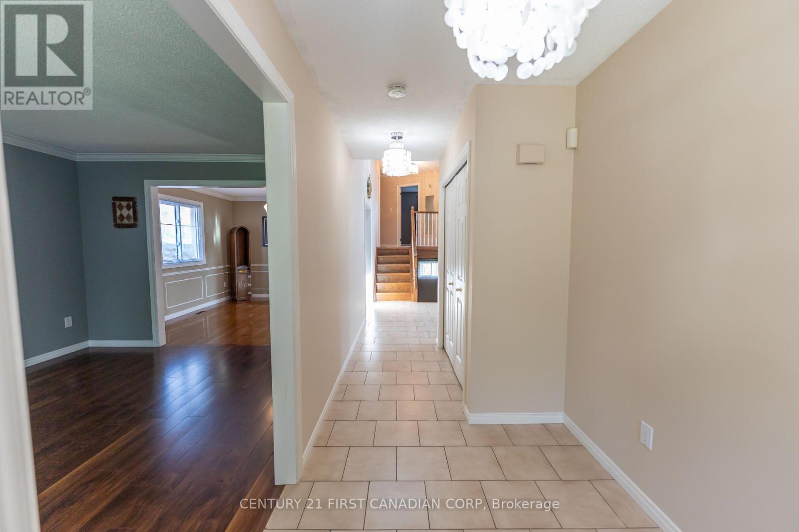 27 Golfview Crescent, London South, Ontario  N6C 5N2 - Photo 5 - X12149980
