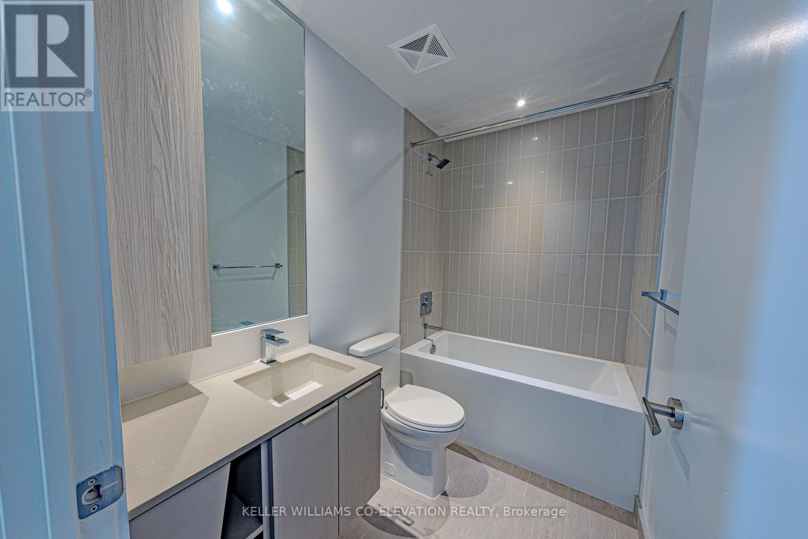 4203 - 3900 Confederation Parkway, Mississauga (City Centre), Ontario  L5B 0M3 - Photo 4 - W12152735