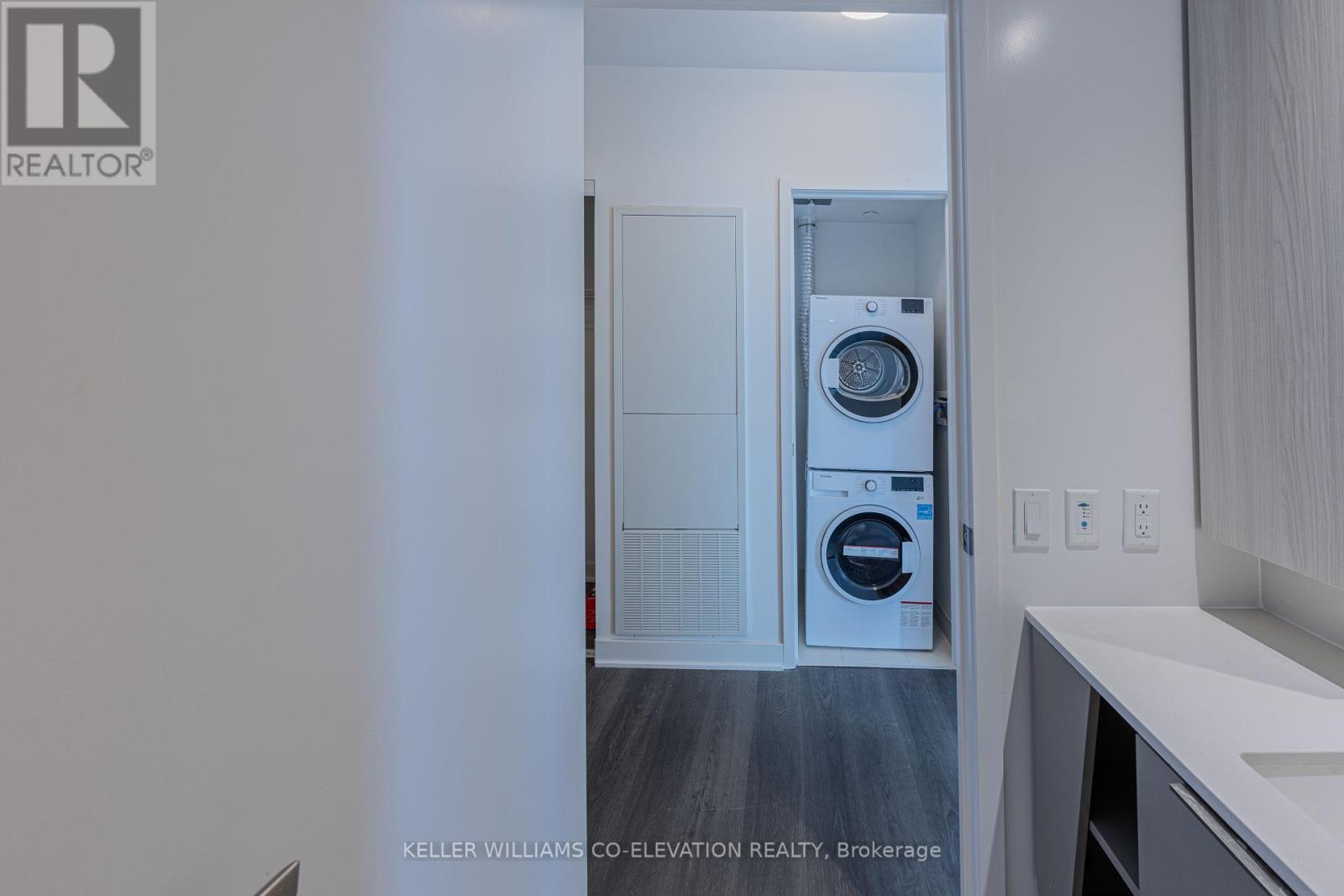 4203 - 3900 Confederation Parkway, Mississauga (City Centre), Ontario  L5B 0M3 - Photo 5 - W12152735