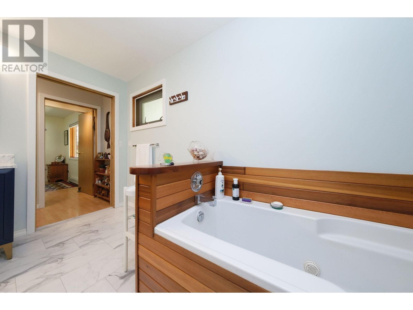 3318 Linwood Road, Roberts Creek, British Columbia  V0N 2W1 - Photo 13 - R3003607