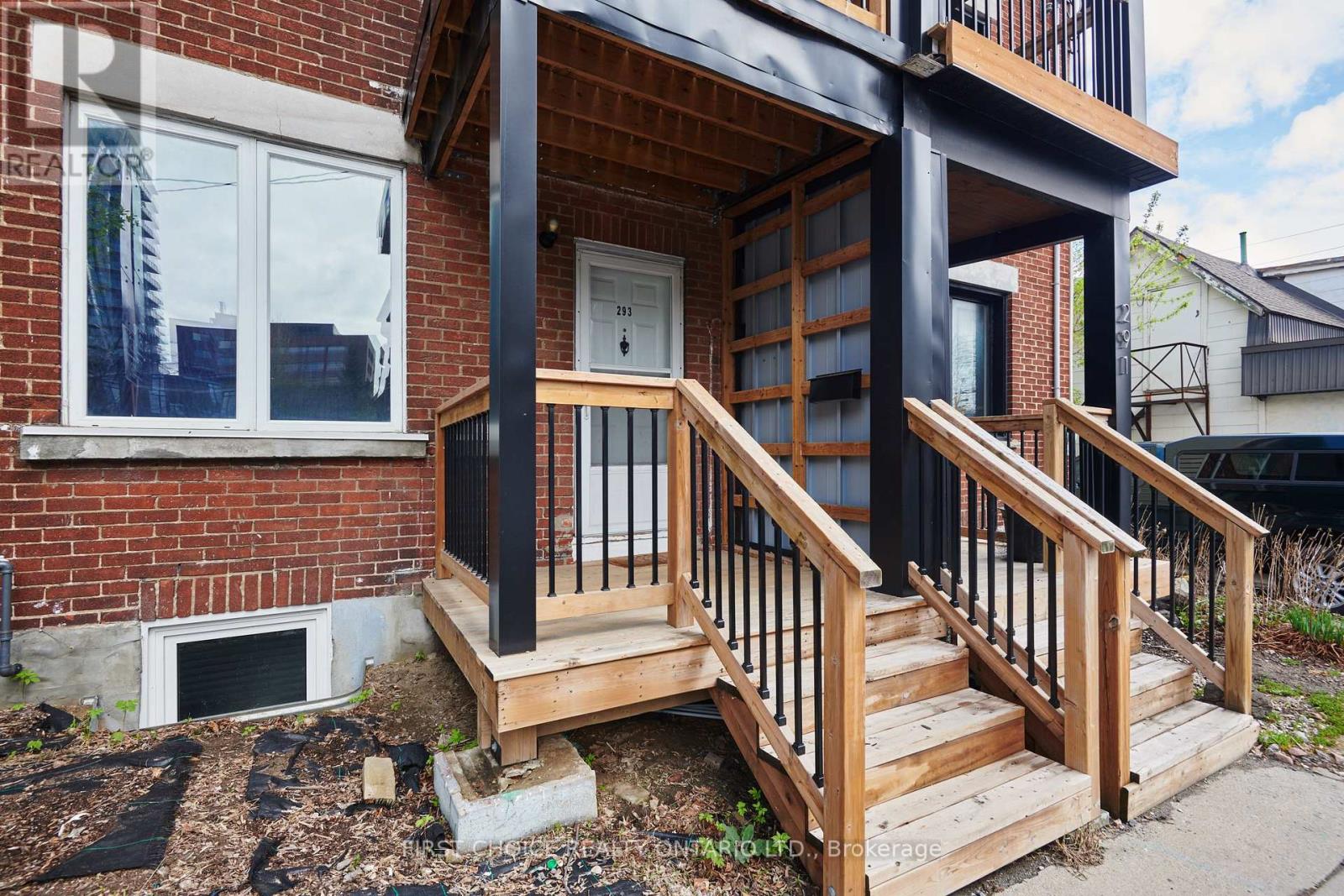 293 Powell Avenue, Ottawa, Ontario  K1S 2A6 - Photo 2 - X12152753