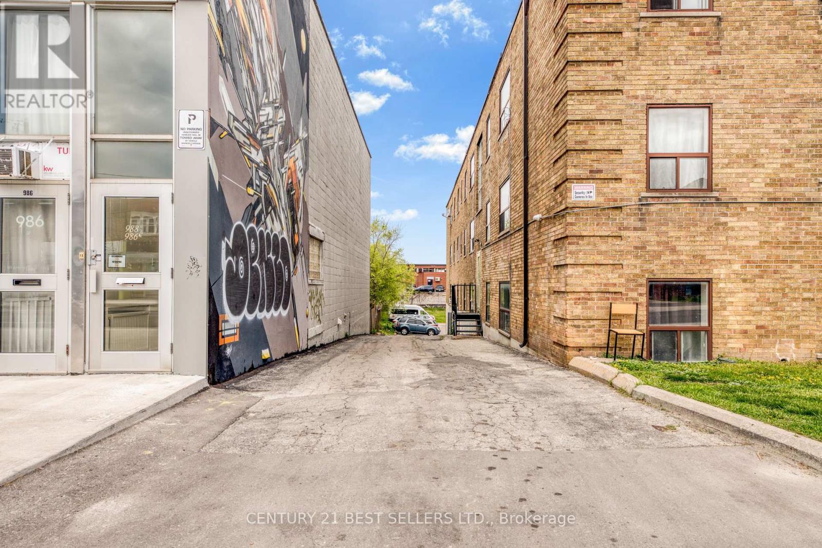 990 O'connor Drive, Toronto, Ontario  M4B 2T3 - Photo 2 - E12152792