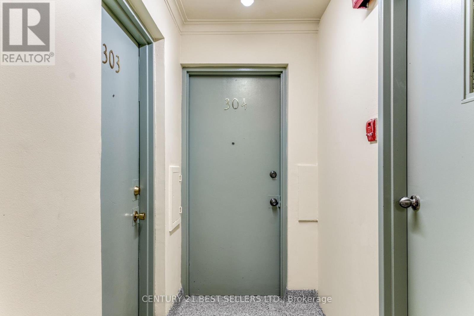 990 O'connor Drive, Toronto, Ontario  M4B 2T3 - Photo 5 - E12152792