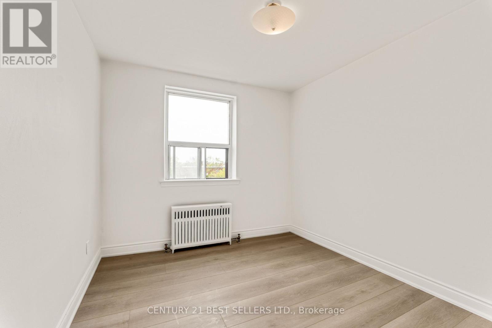 990 O'connor Drive, Toronto, Ontario  M4B 2T3 - Photo 9 - E12152792