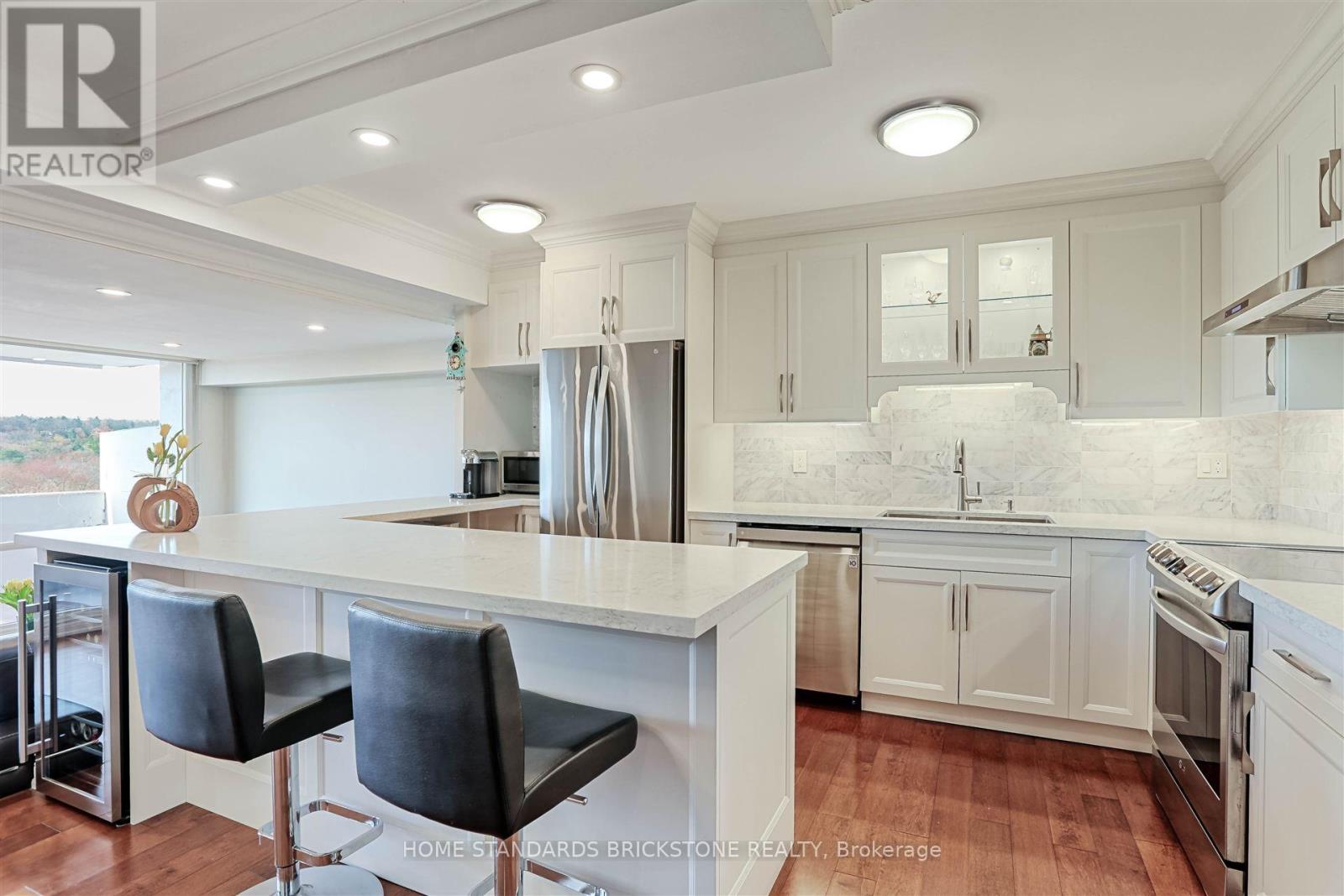 601 - 240 Scarlett Road, Toronto, Ontario  M6N 4X4 - Photo 11 - W12152756