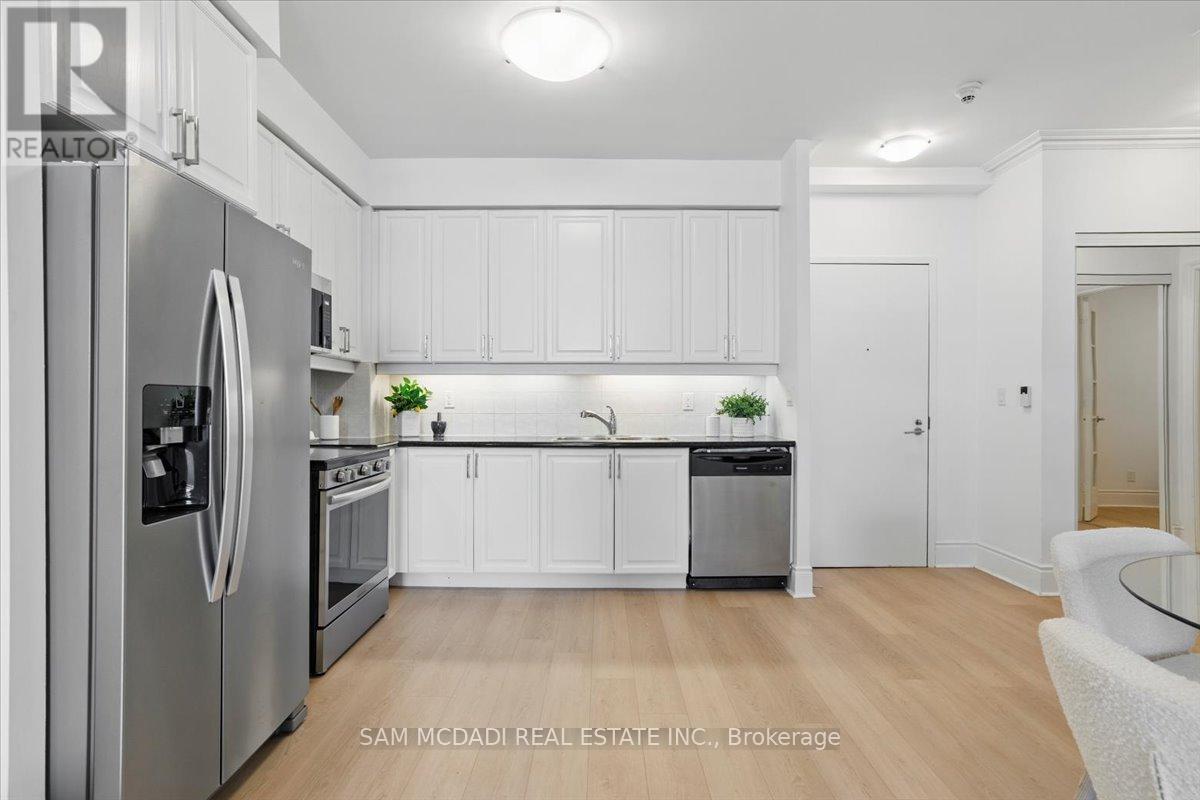 3028 - 3888 Duke Of York Boulevard, Mississauga, Ontario  L5B 4P5 - Photo 3 - W12152817