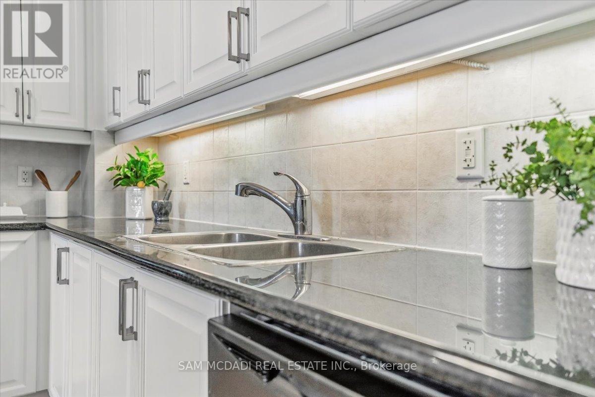 3028 - 3888 Duke Of York Boulevard, Mississauga, Ontario  L5B 4P5 - Photo 5 - W12152817