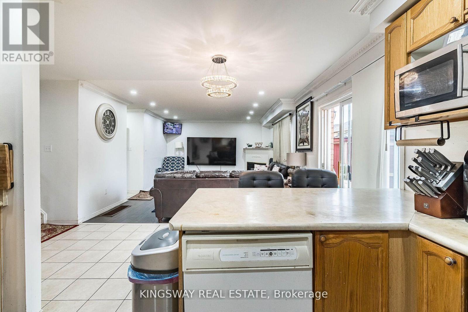 58 Leagate Street, Brampton, Ontario  L7A 2A9 - Photo 10 - W12152837