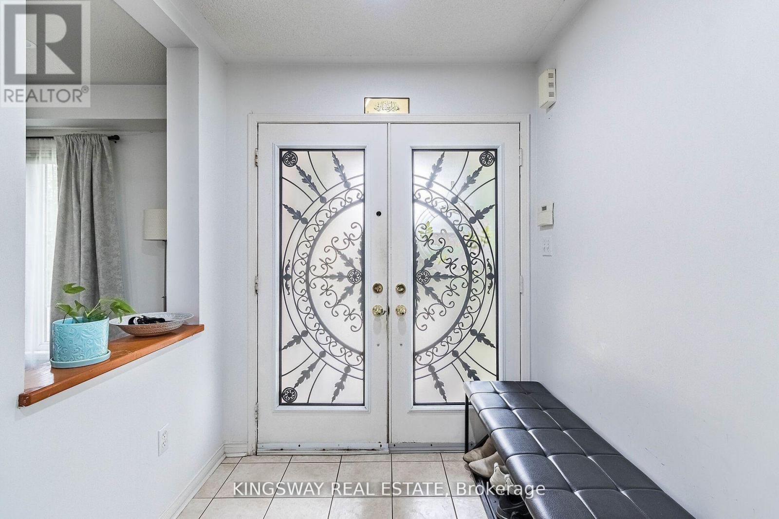 58 Leagate Street, Brampton, Ontario  L7A 2A9 - Photo 3 - W12152837