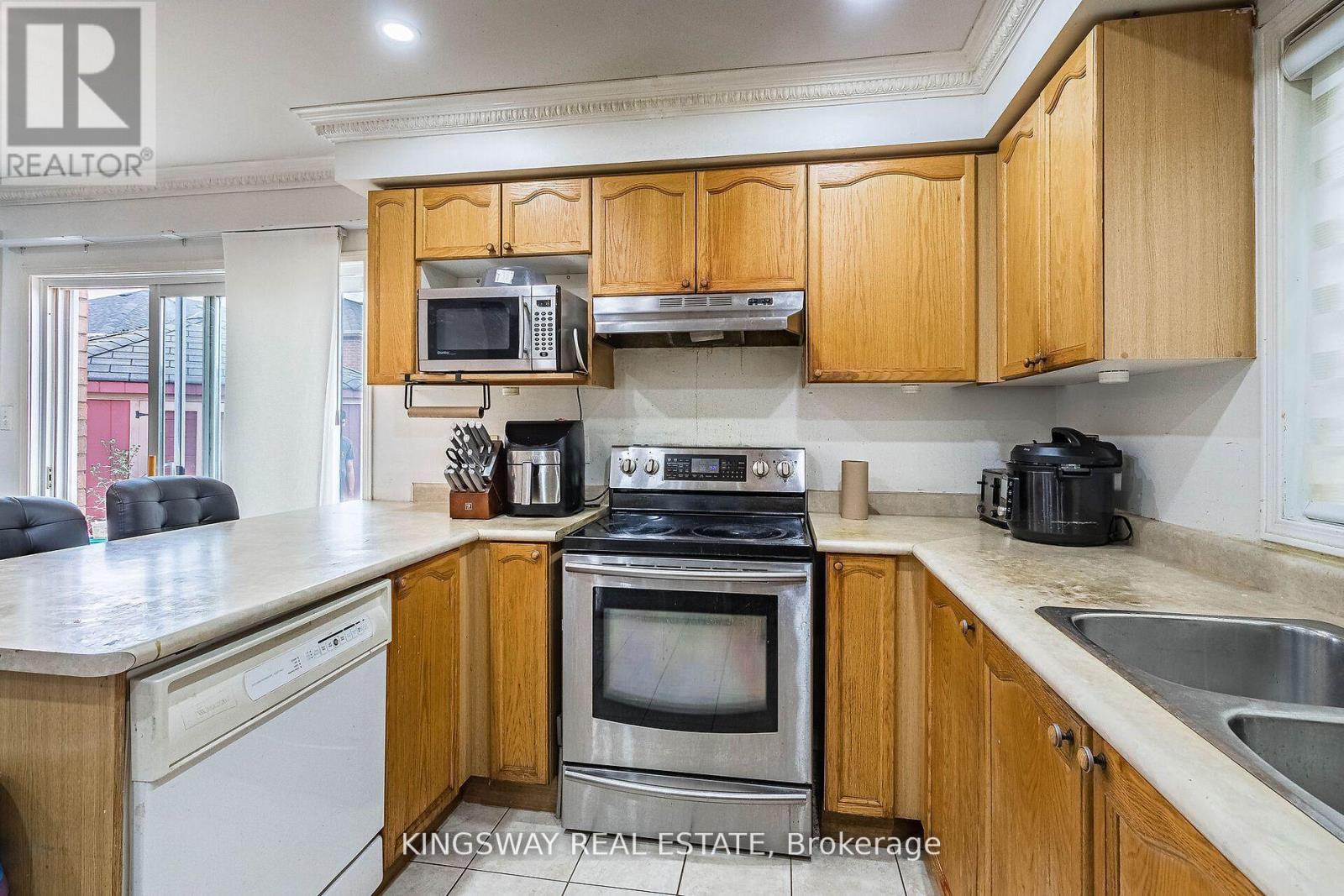 58 Leagate Street, Brampton, Ontario  L7A 2A9 - Photo 9 - W12152837