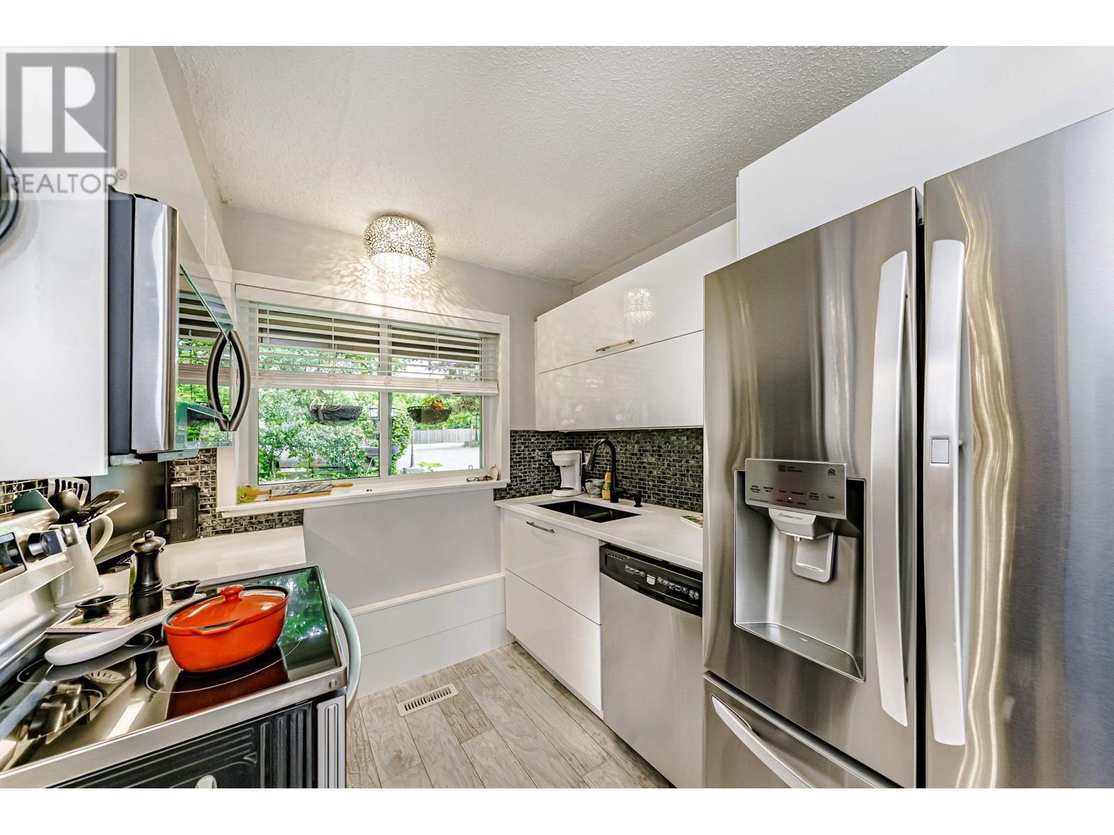 11956 214 Street, Maple Ridge, British Columbia  V2X 8M7 - Photo 2 - R3003549