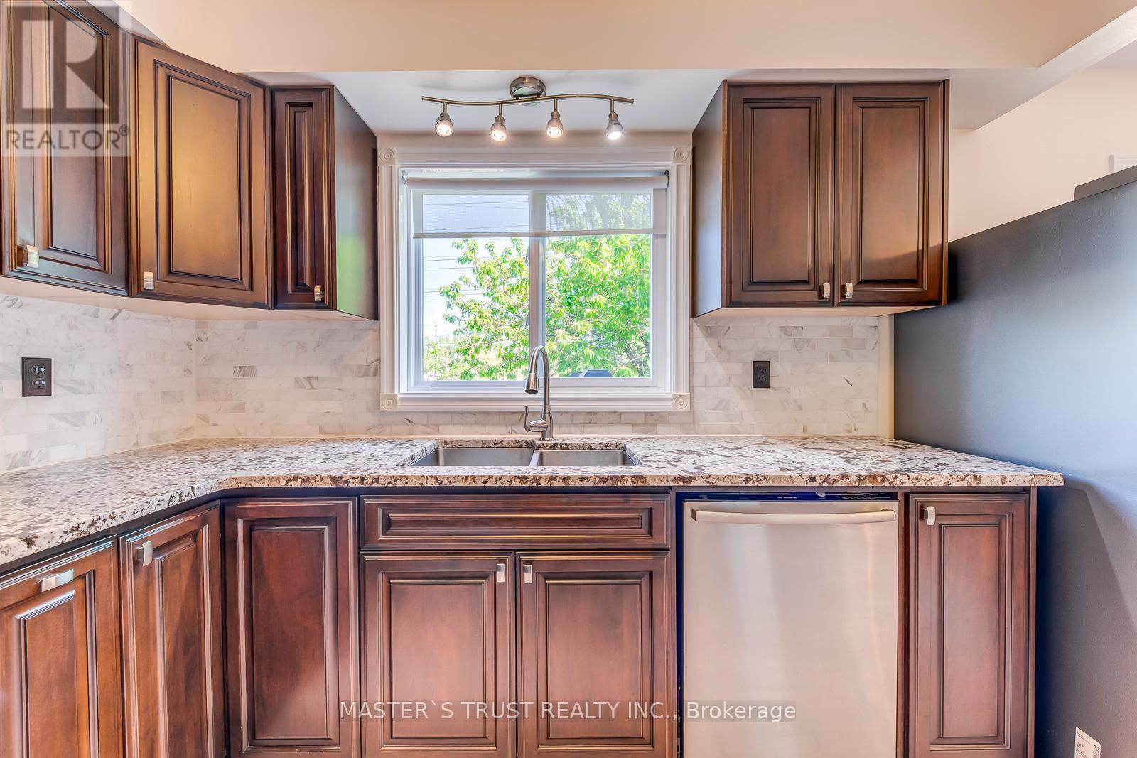 4370 Goldenrod Crescent, Mississauga, Ontario  L5V 1E3 - Photo 12 - W12152864