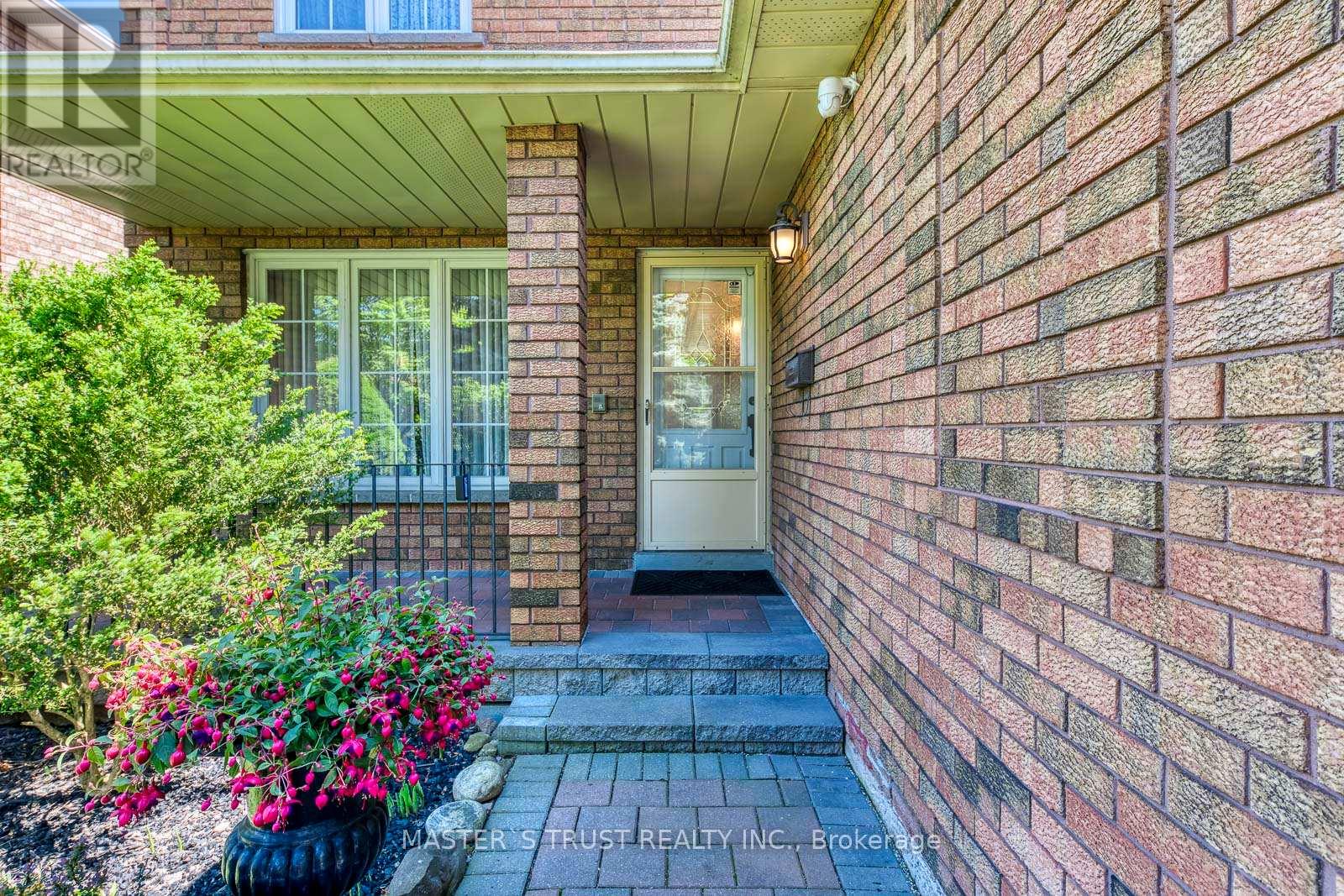4370 Goldenrod Crescent, Mississauga, Ontario  L5V 1E3 - Photo 2 - W12152864