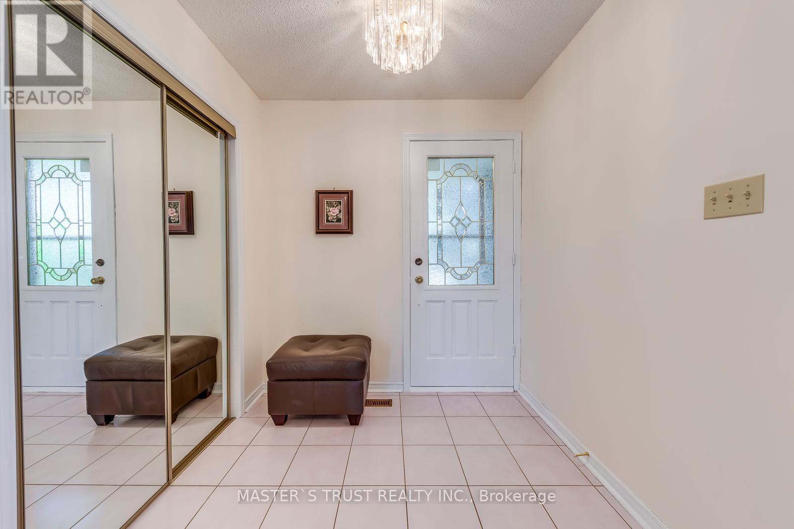 4370 Goldenrod Crescent, Mississauga, Ontario  L5V 1E3 - Photo 3 - W12152864