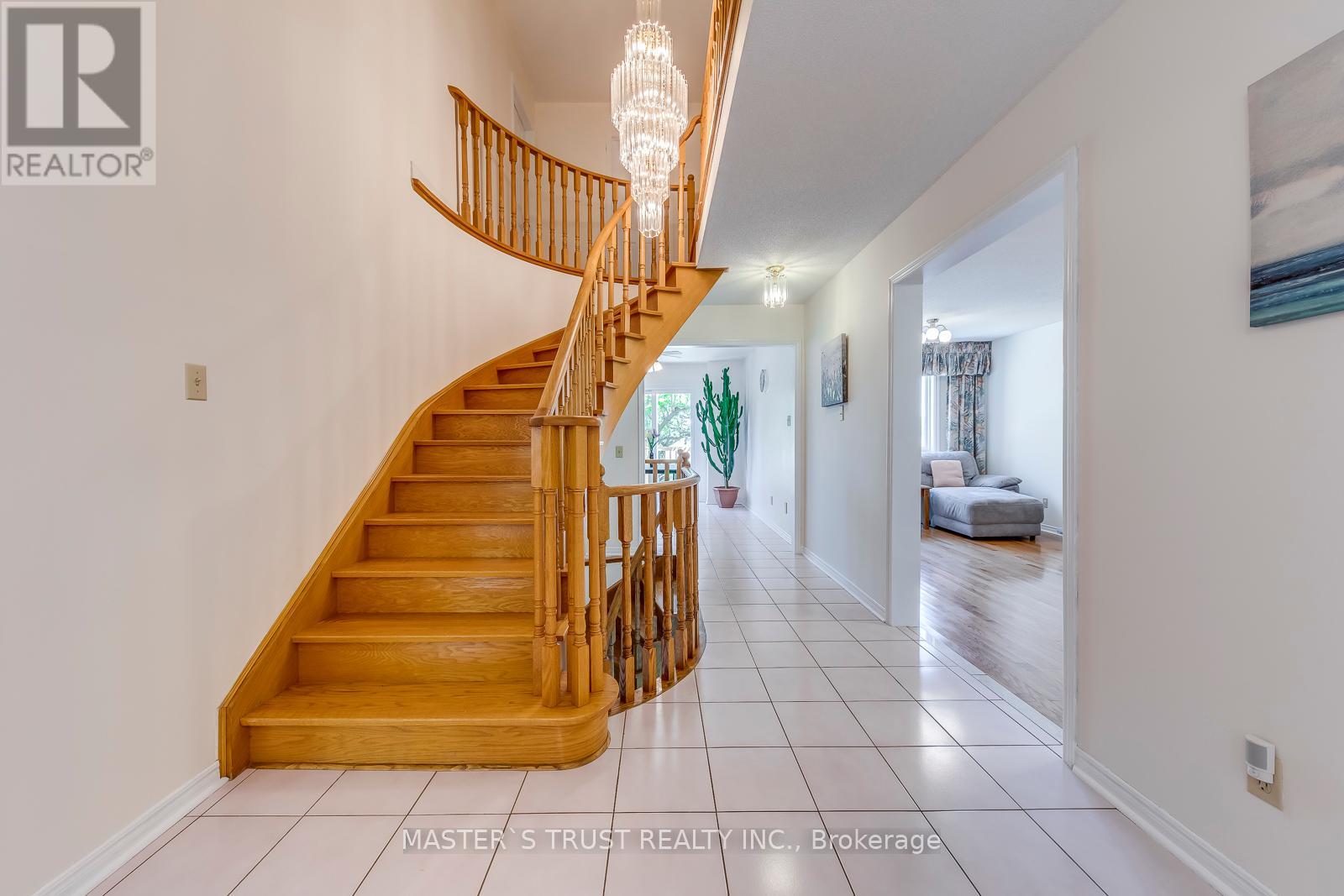 4370 Goldenrod Crescent, Mississauga, Ontario  L5V 1E3 - Photo 4 - W12152864