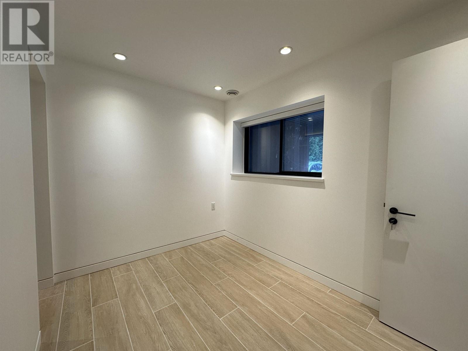 Listing Picture 12 of 37 : 8258 BURNLAKE DRIVE, Burnaby / 本拿比 - 魯藝地產 Yvonne Lu Group - MLS Medallion Club Member