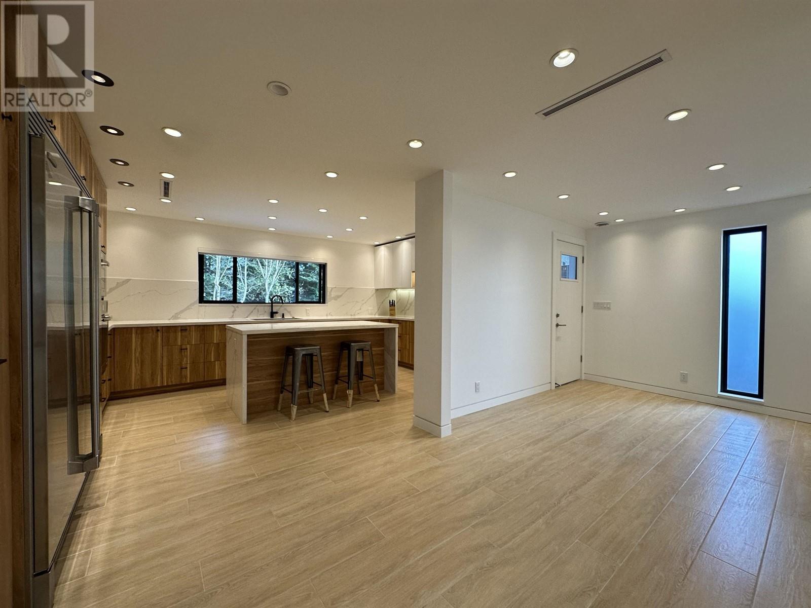 Listing Picture 22 of 37 : 8258 BURNLAKE DRIVE, Burnaby / 本拿比 - 魯藝地產 Yvonne Lu Group - MLS Medallion Club Member