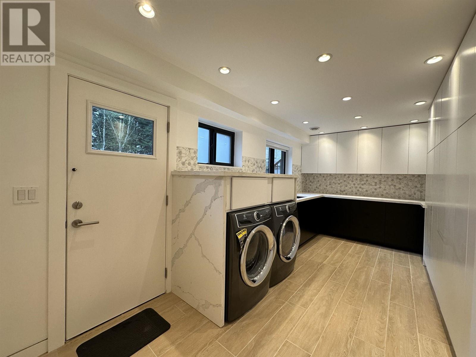 Listing Picture 9 of 37 : 8258 BURNLAKE DRIVE, Burnaby / 本拿比 - 魯藝地產 Yvonne Lu Group - MLS Medallion Club Member