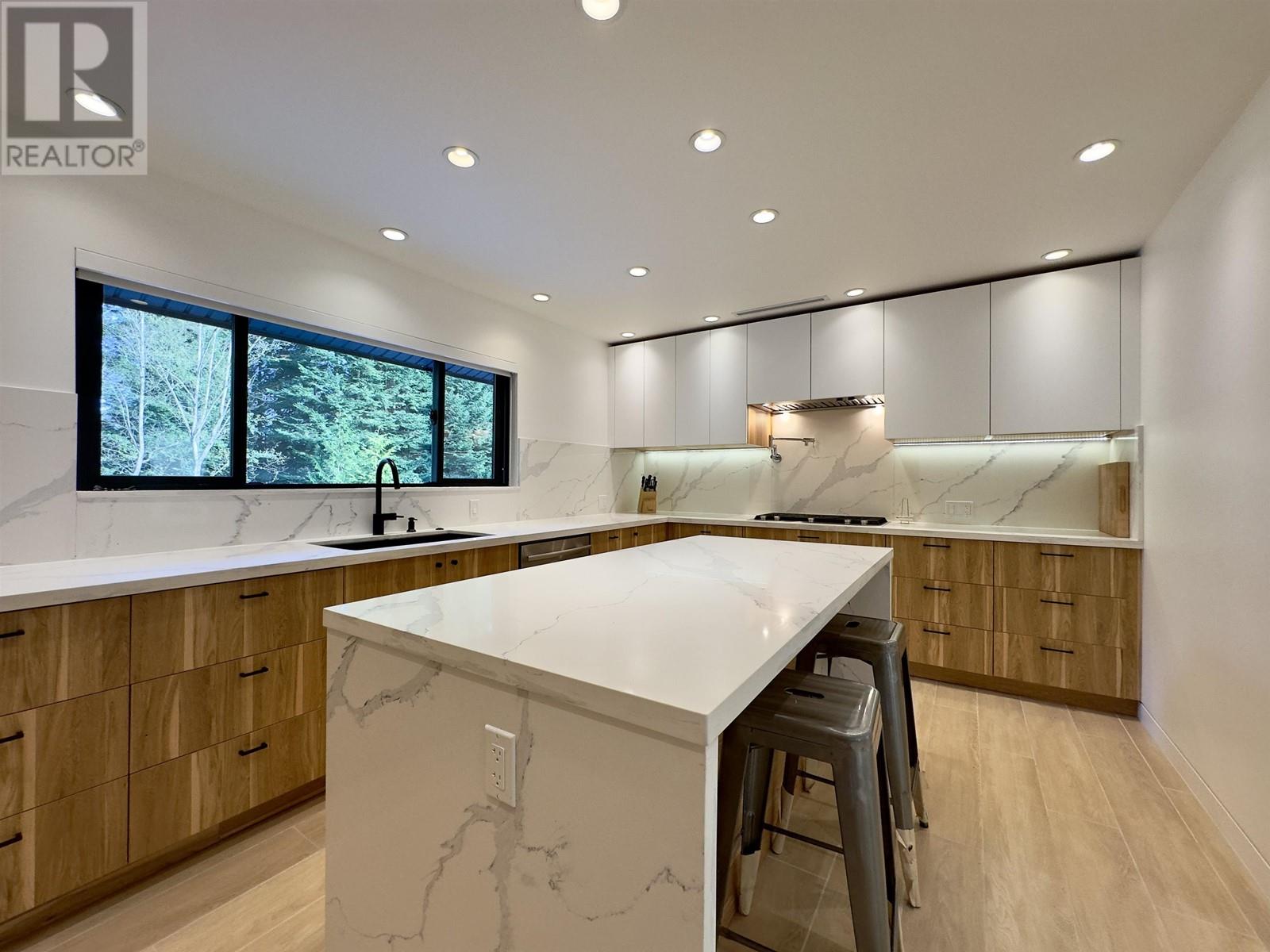 Listing Picture 24 of 37 : 8258 BURNLAKE DRIVE, Burnaby / 本拿比 - 魯藝地產 Yvonne Lu Group - MLS Medallion Club Member