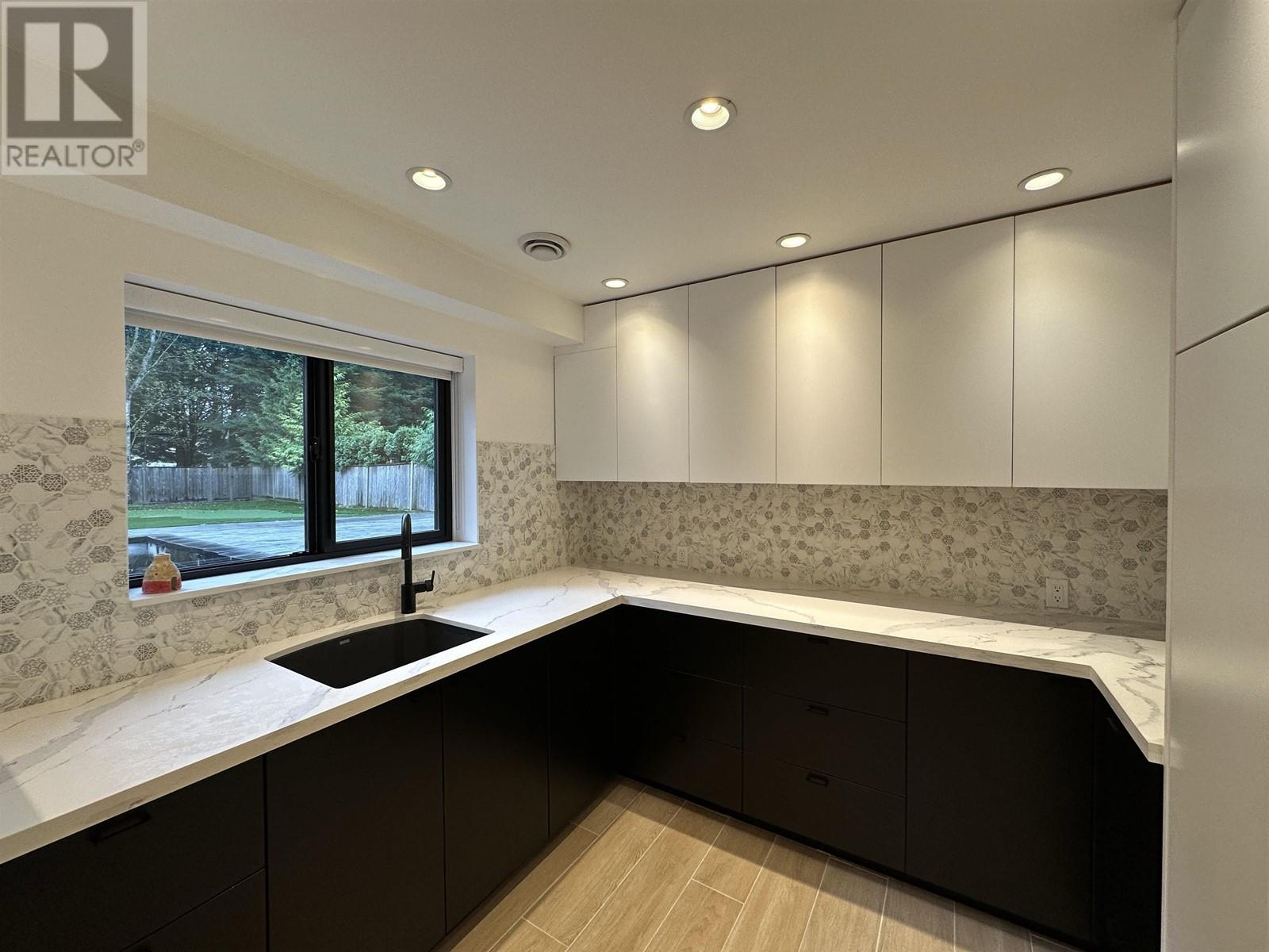 Listing Picture 10 of 37 : 8258 BURNLAKE DRIVE, Burnaby / 本拿比 - 魯藝地產 Yvonne Lu Group - MLS Medallion Club Member