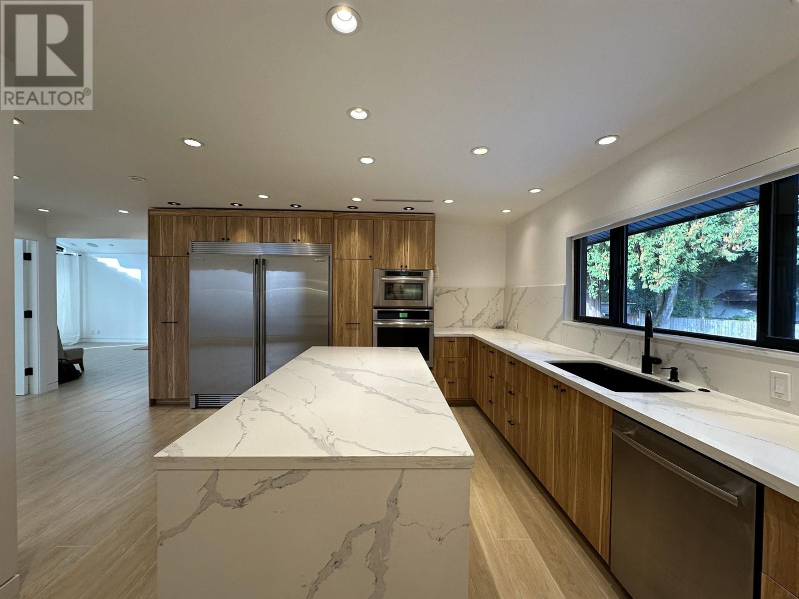 Listing Picture 25 of 37 : 8258 BURNLAKE DRIVE, Burnaby / 本拿比 - 魯藝地產 Yvonne Lu Group - MLS Medallion Club Member