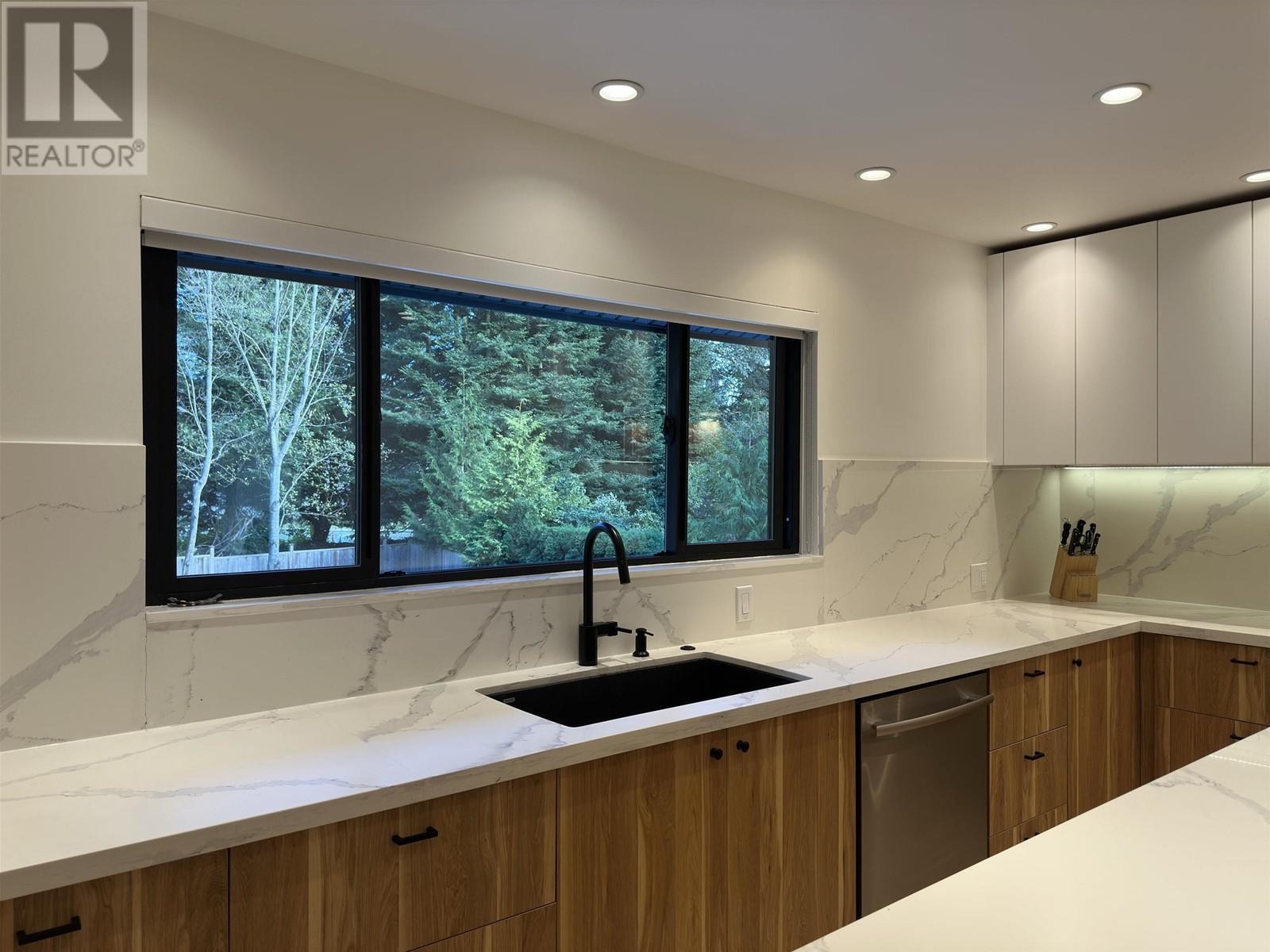 Listing Picture 23 of 37 : 8258 BURNLAKE DRIVE, Burnaby / 本拿比 - 魯藝地產 Yvonne Lu Group - MLS Medallion Club Member