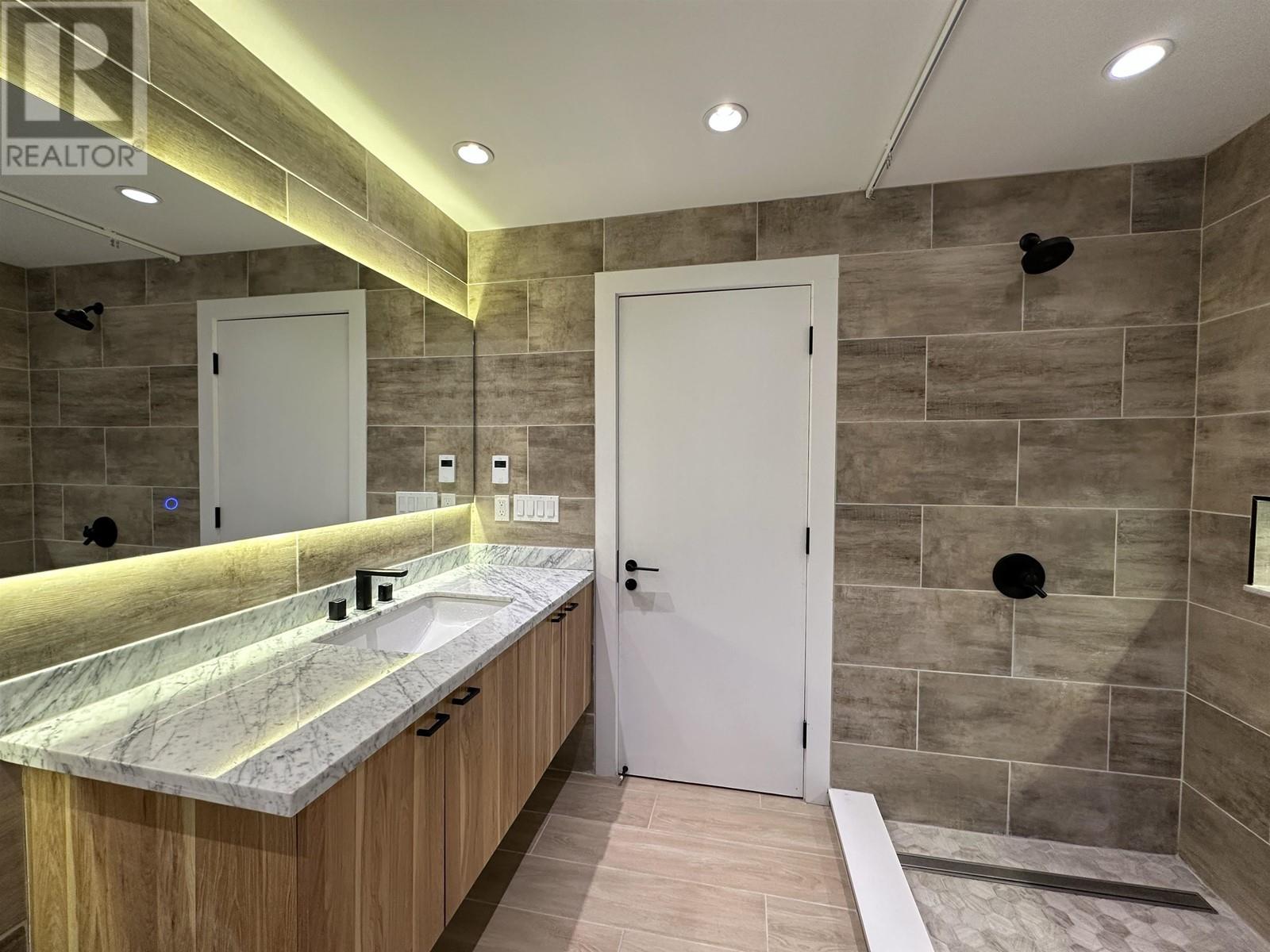 Listing Picture 7 of 37 : 8258 BURNLAKE DRIVE, Burnaby / 本拿比 - 魯藝地產 Yvonne Lu Group - MLS Medallion Club Member